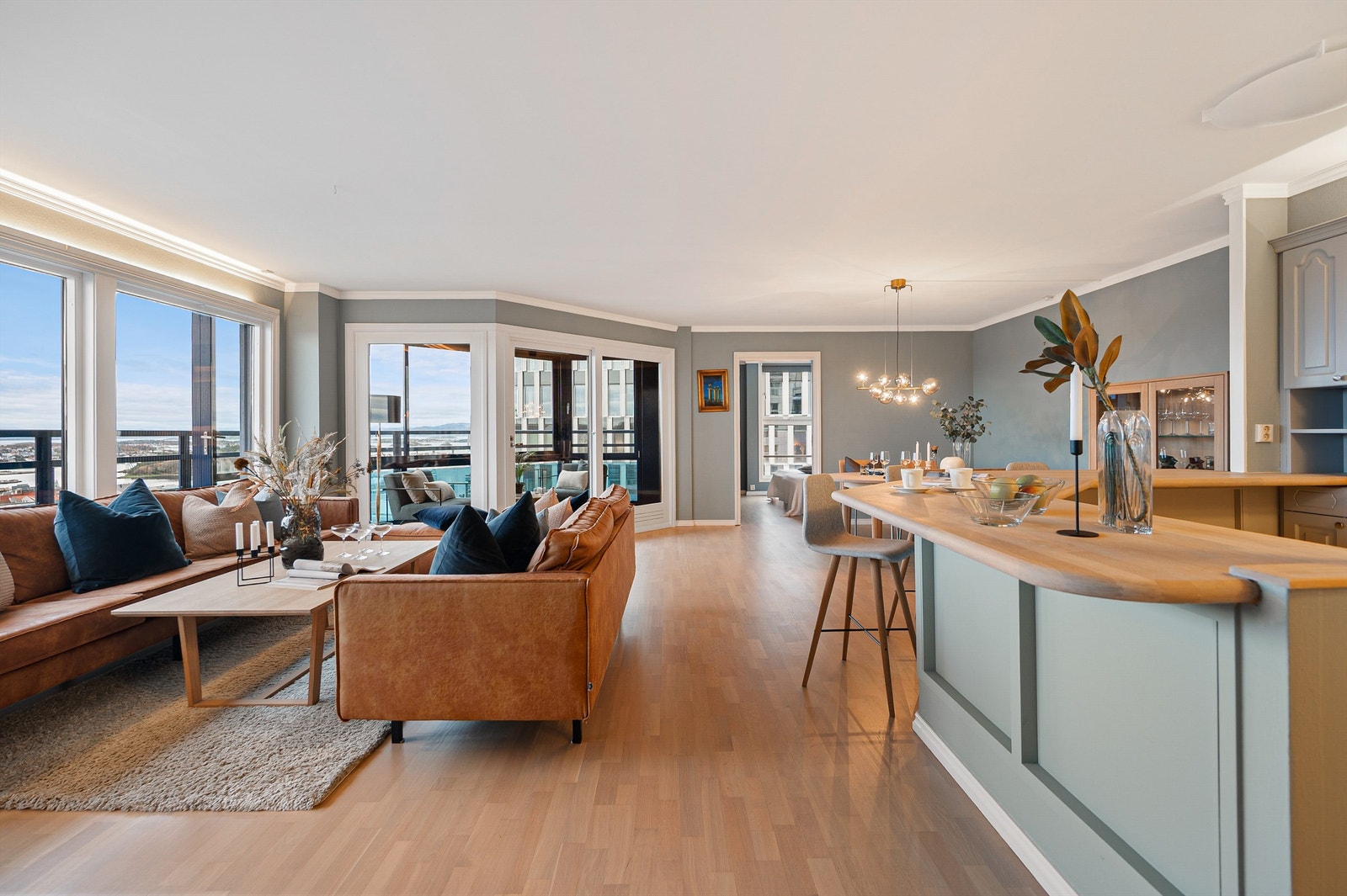 Videre inn fra entré, som man kan lukke av med glassdør, kommer man inn til stue og kjøkken med utgang til innglasset balkong. Soverom II ligger helt i enden av rommet. Galleribilde