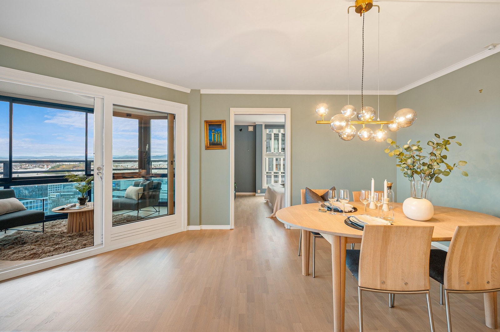 Det er lysere parkett på gulv, malte vegger og moderne løsninger. Galleribilde