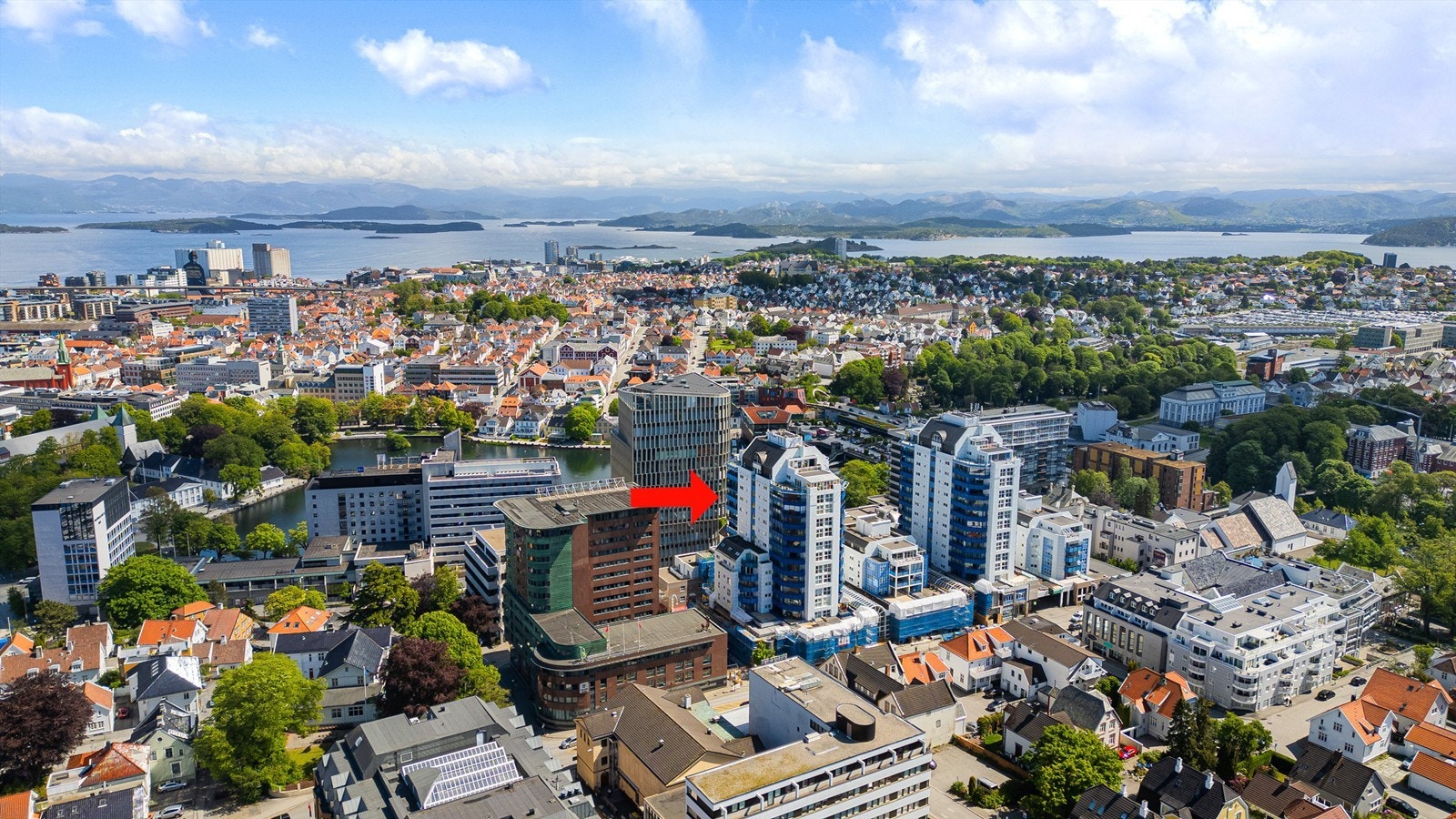 Beliggende i 12. etg med flott utsikt.
Det foreligger en detaljregulering på ønske om å bygge på 2 etasjer på bygget i Arne Rettedals gate, nedenfor blokken. Galleribilde