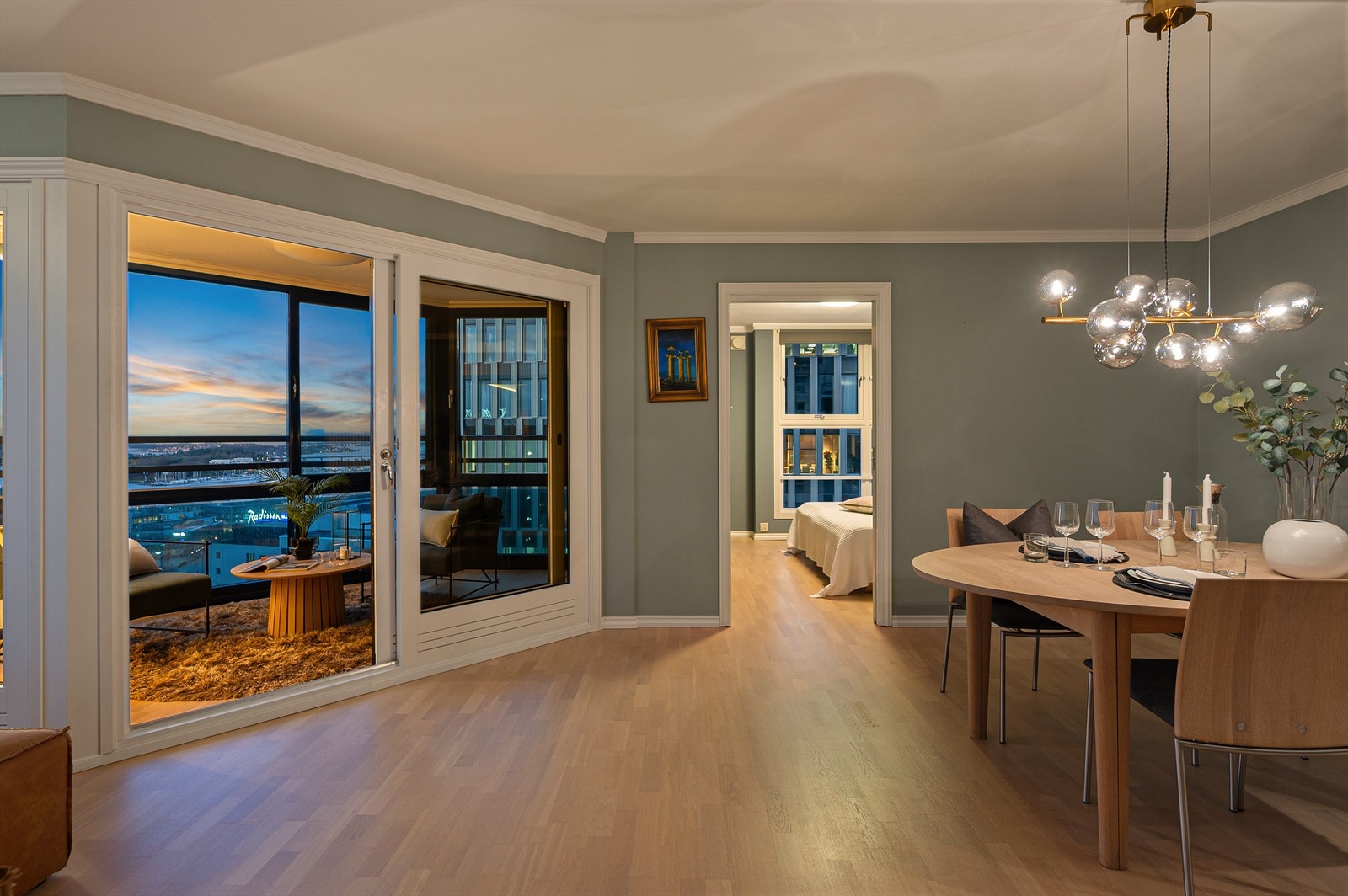 Leiligheten er trivelig både dagtid og kveld. Galleribilde
