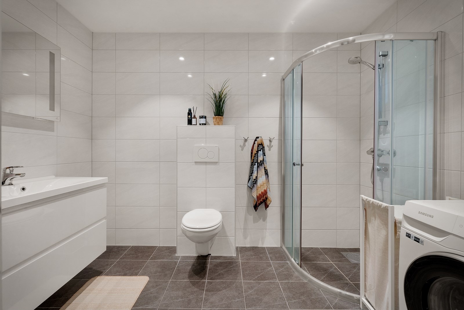 Badet i denne etasjen er av god størrelse og har en stilren utforming. Galleribilde