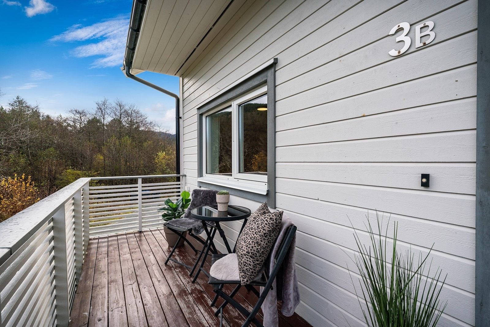 Ved inngangspartiet er det en terrasse på ca. 12 m², med plass til et lite bord og stoler, perfekt for en hyggelig sitteplass. Galleribilde