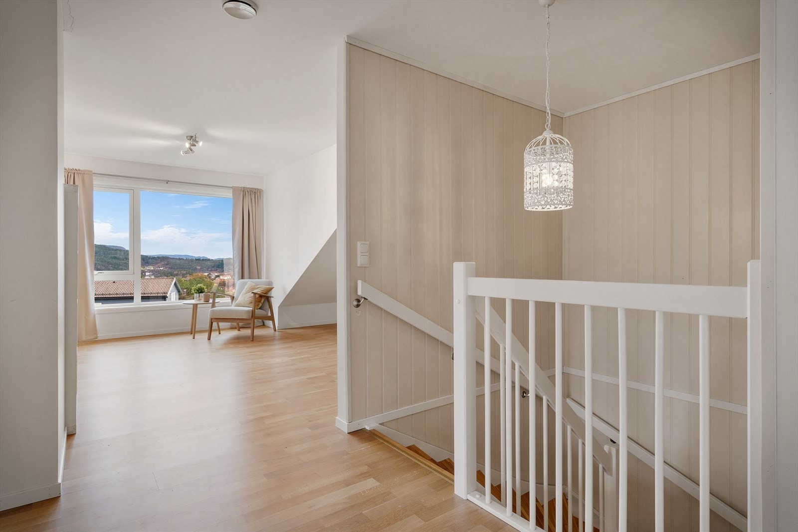 Fra trappeoppgangen kommer man rett til loftstuen. Galleribilde
