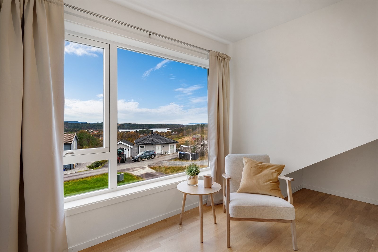 Loftstuen har store vindusflater med utsikt over nærområdet og delvis sjøutsikt. Galleribilde