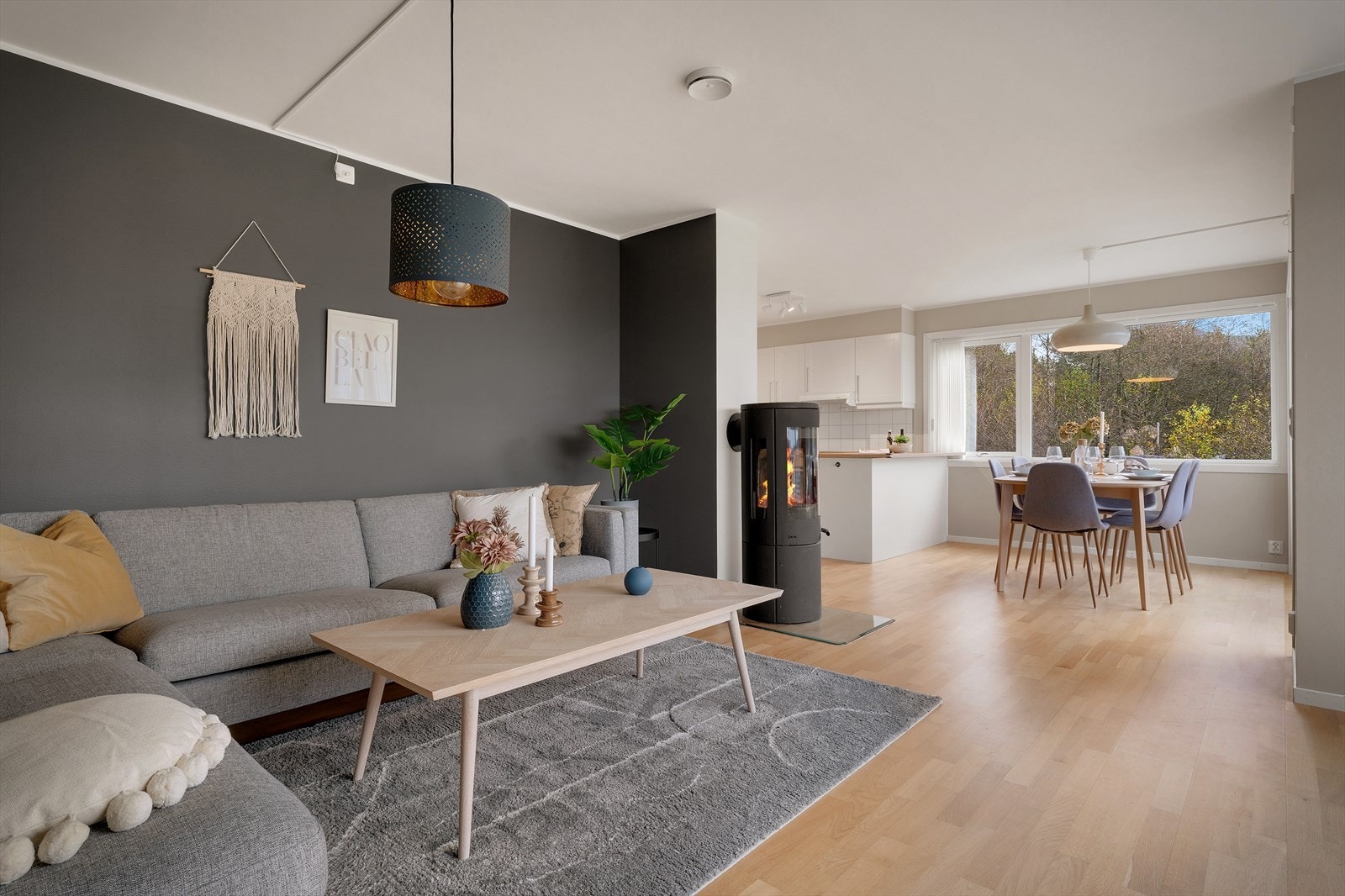 Aktiv Eiendomsmegling v/ Elise Linningsvoll og Bettina Larsen har gleden av å presentere Kattaland 3B!
Bilder: IMotiv v/Inge Jørpeland Styling: LR Fargestudio Galleribilde