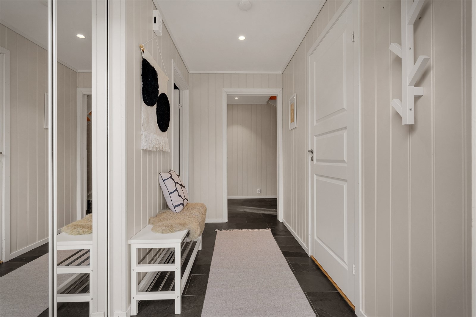 Velkommen inn til en romslig og innbydende entré med varmekabler i gulvet. Galleribilde