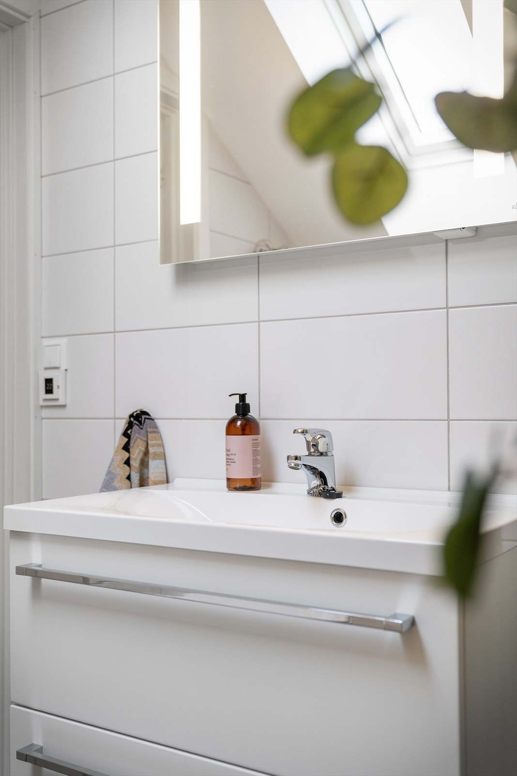 Det er balansert ventilasjons og er innredet med nedsenket servant, opplegg til vaskemaskin, vegghengt toalett og dusjkabinett. Galleribilde