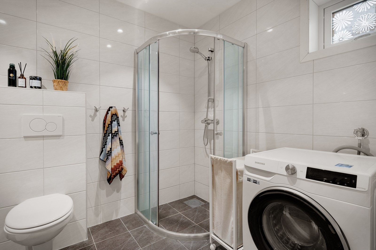 Badet er helfliset og har varmekabler i gulvet. Galleribilde
