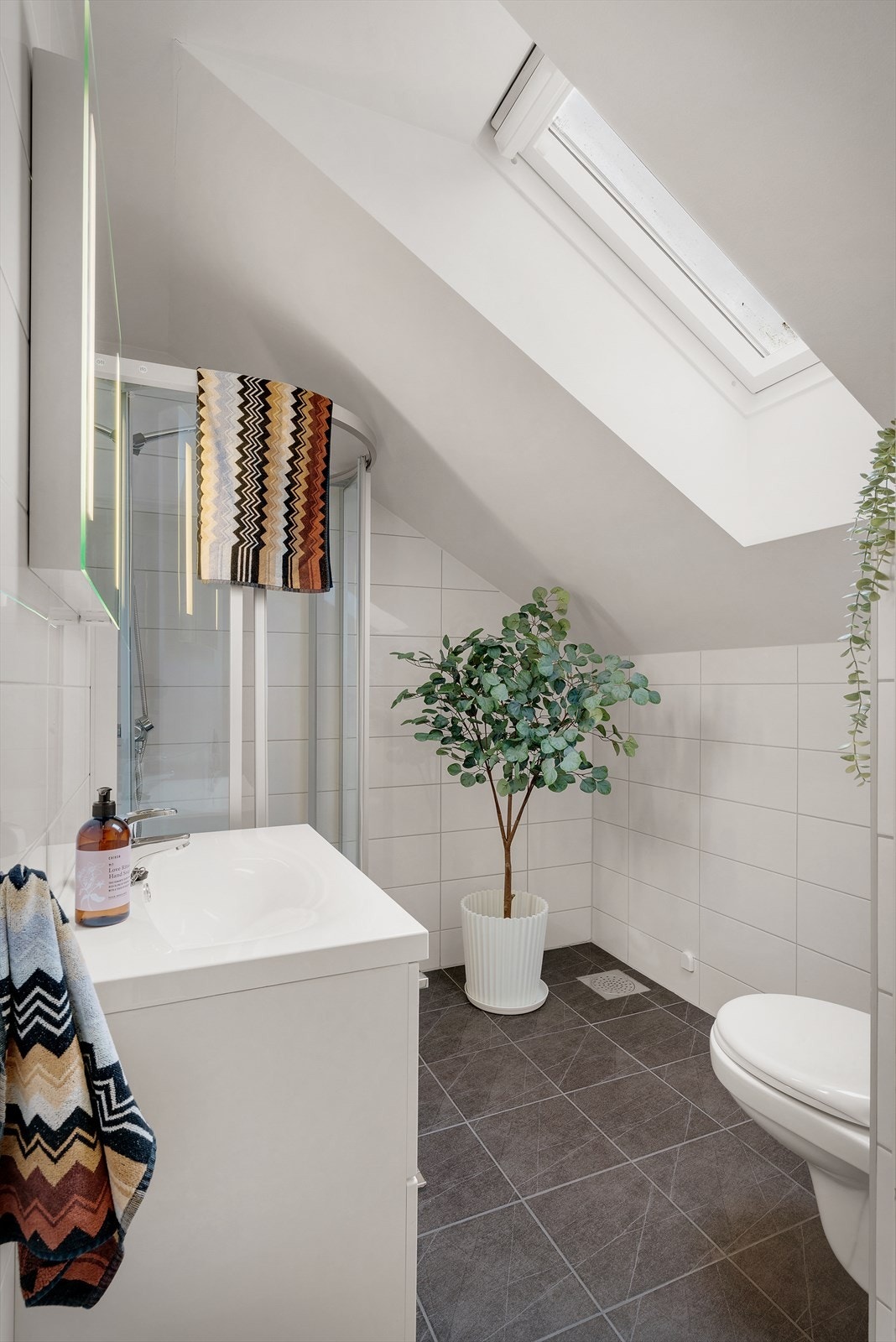 Badet i loftsetasjen er helfliset og har varmekabler i gulvet. Galleribilde