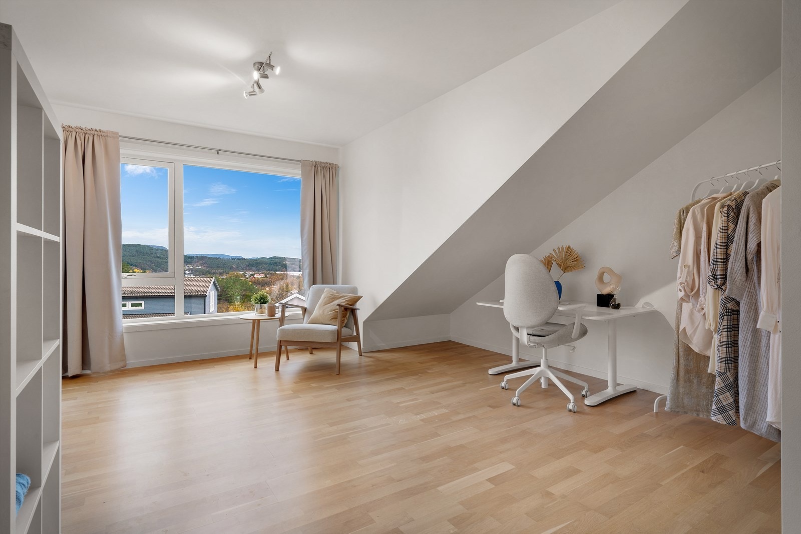 Loftstuen fremstår som et lyst og behagelig oppholdsrom med fleksible innredningsmuligheter. Galleribilde