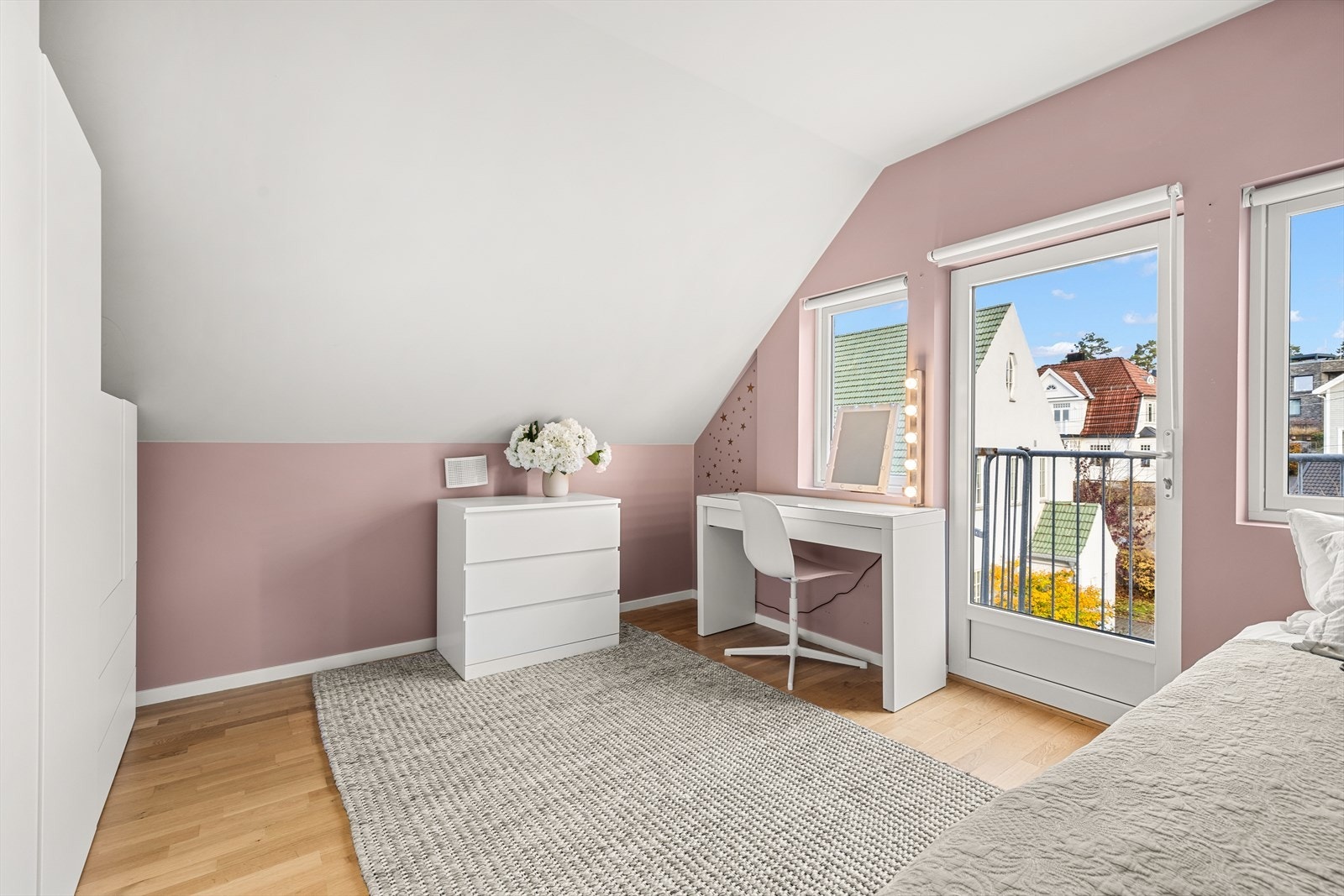 Soverom på loft er ikke godkjent som rom for varig opphold. Det kreves bruksendring for at rommet skal kunne benyttes som et soverom Galleribilde