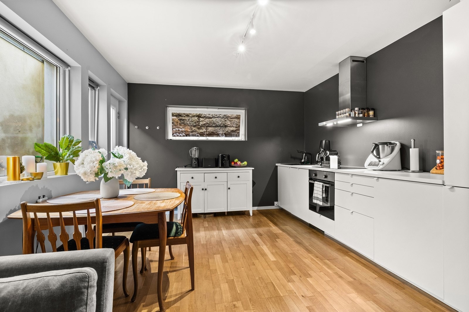 Egen hybeldel bestående av åpen stue- og kjøkkenløsning Galleribilde