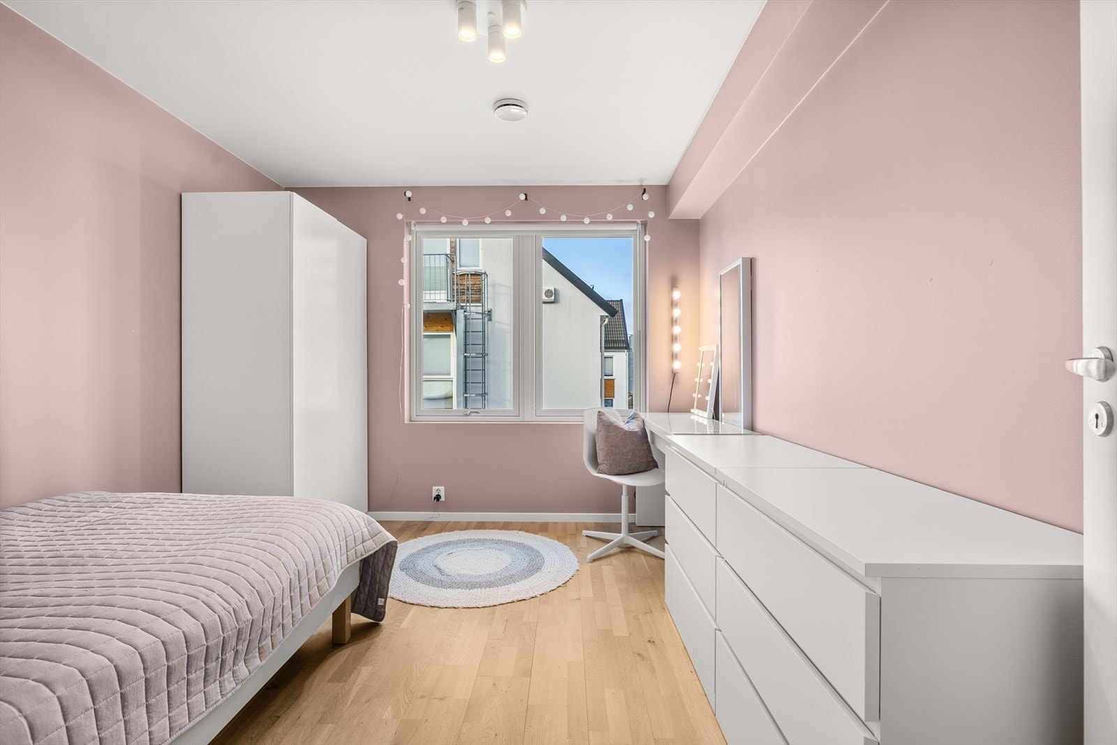 Soverom III | Praktisk soverom med plass til seng, skrivepult og garderobeløsning Galleribilde