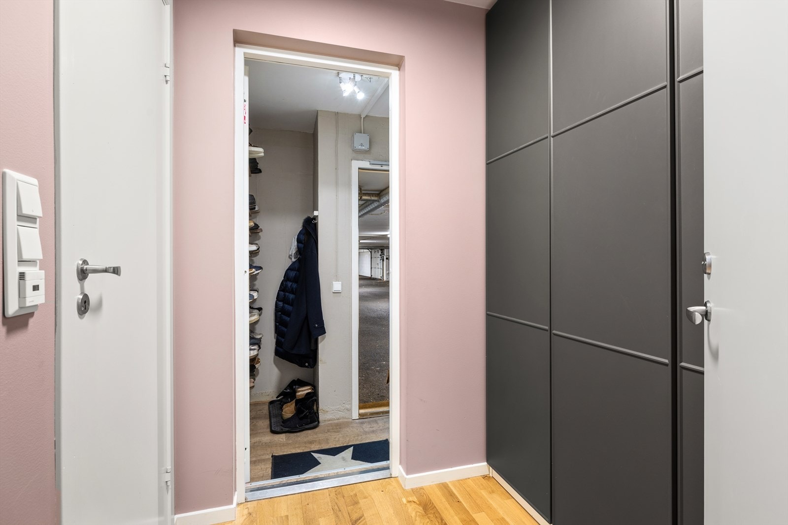 I forgangen inn fra garasjen er det god plass til oppbevaring av yttertøy i oppheng og garderobeskap Galleribilde