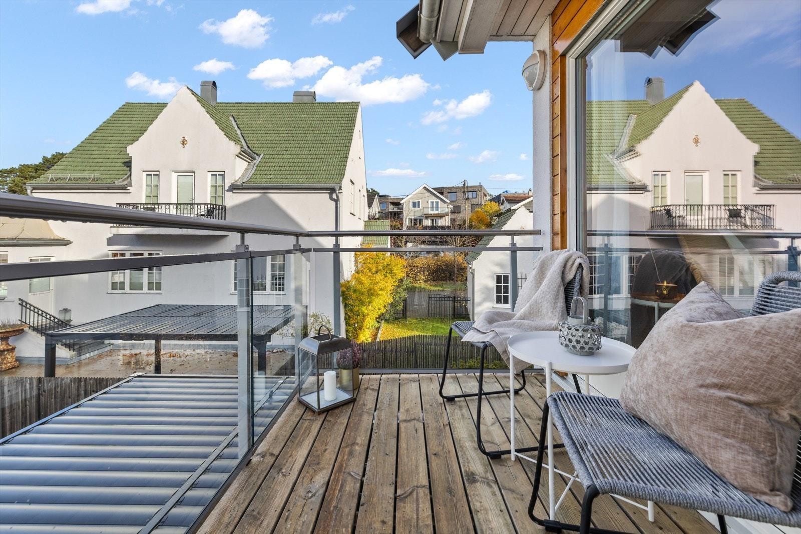 Balkongen har fin plass til en sittegruppe, her kan morgenkaffen nytes Galleribilde