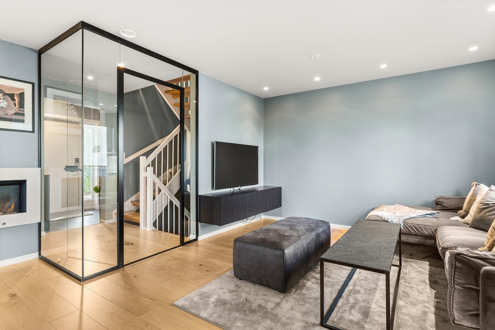 Glassvegg mellom gang og stue gir et eksklusivt preg og lydisolasjon Galleribilde