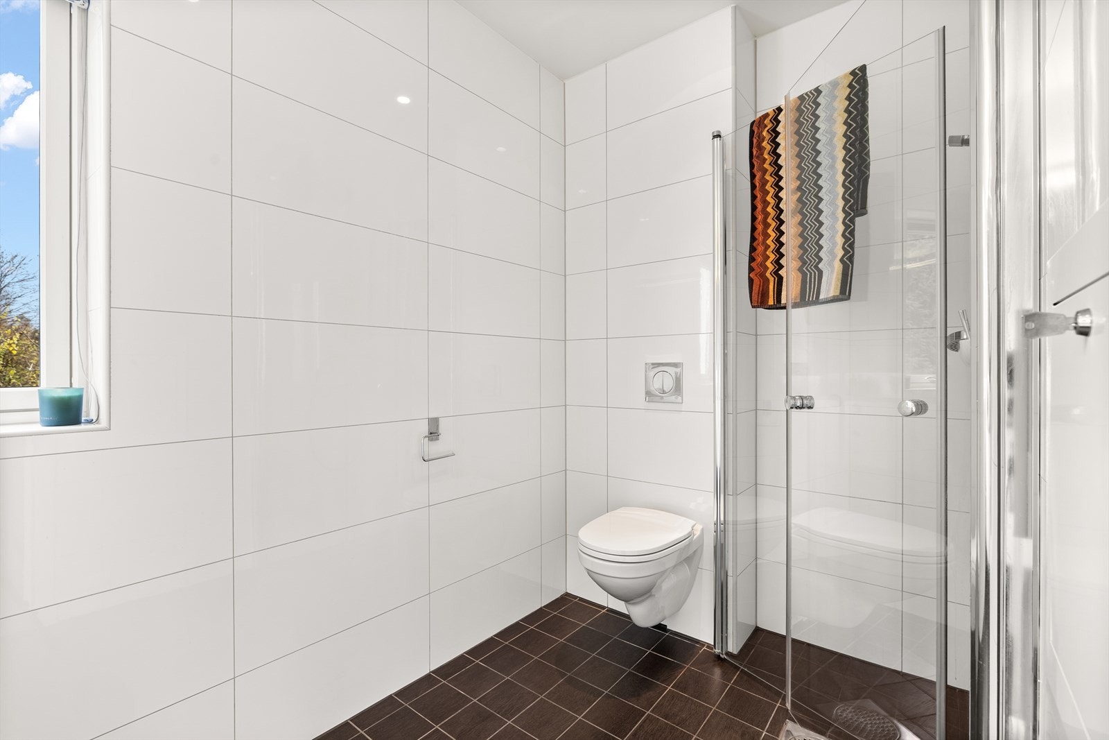 Rommet har også praktisk dusjhjørne med innfellbare dusjdører og toalett Galleribilde