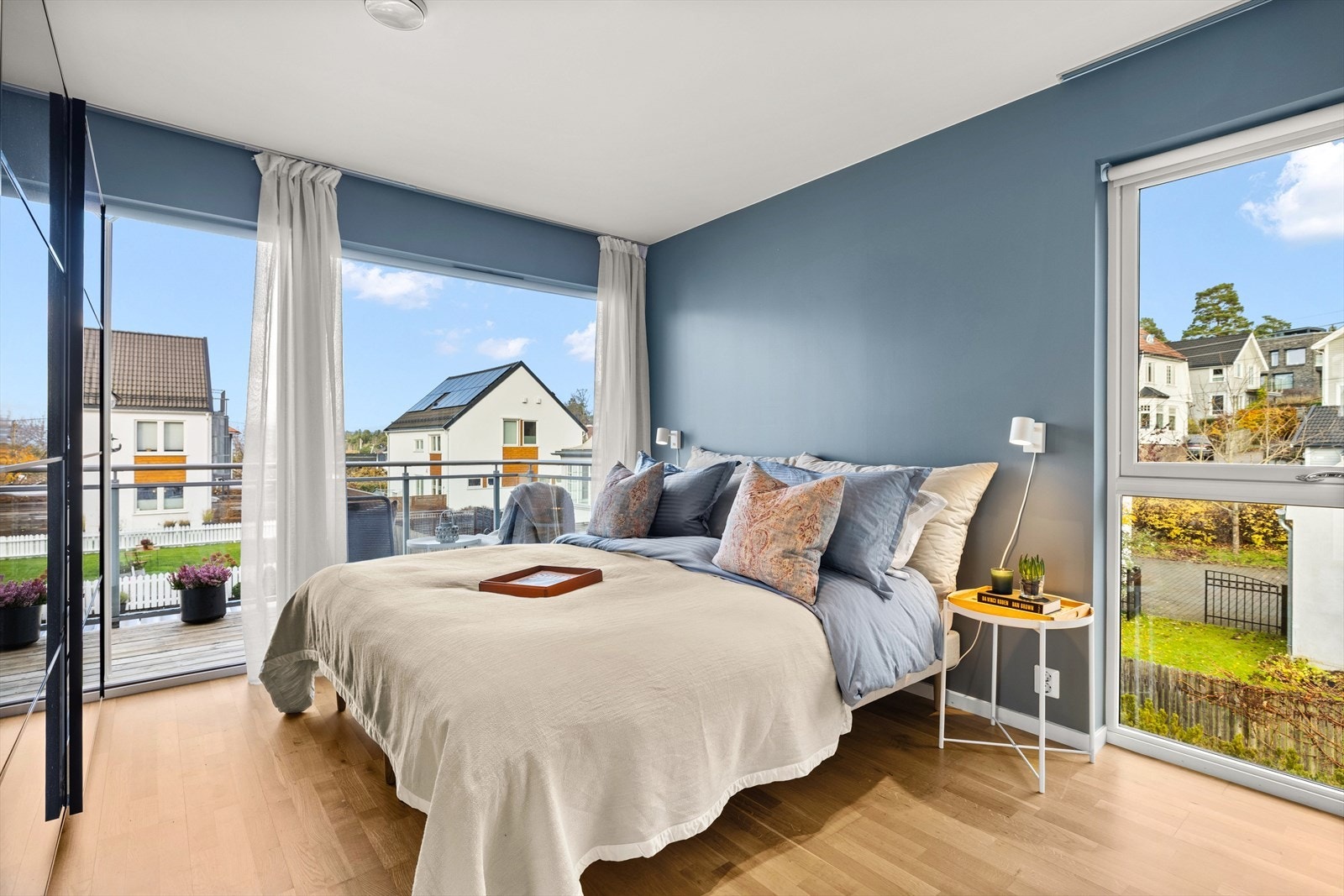 Innbydende og romslig hovedsoverom med god plass til stor dobbeltseng Galleribilde