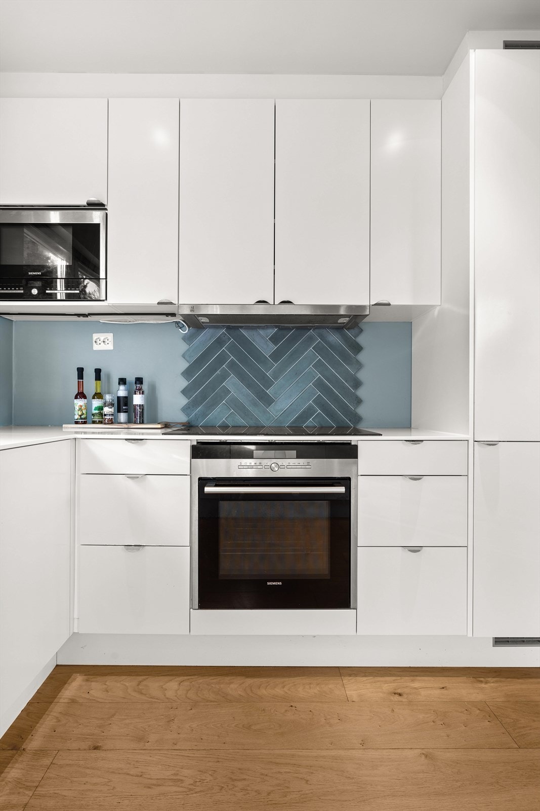 Kjøkkenet har integrert hvitevarer som kjøl/fryseskap, oppvaskmaskin, induksjonstopp og stekeovn, samt vannstoppsystem og komfyrvakt Galleribilde