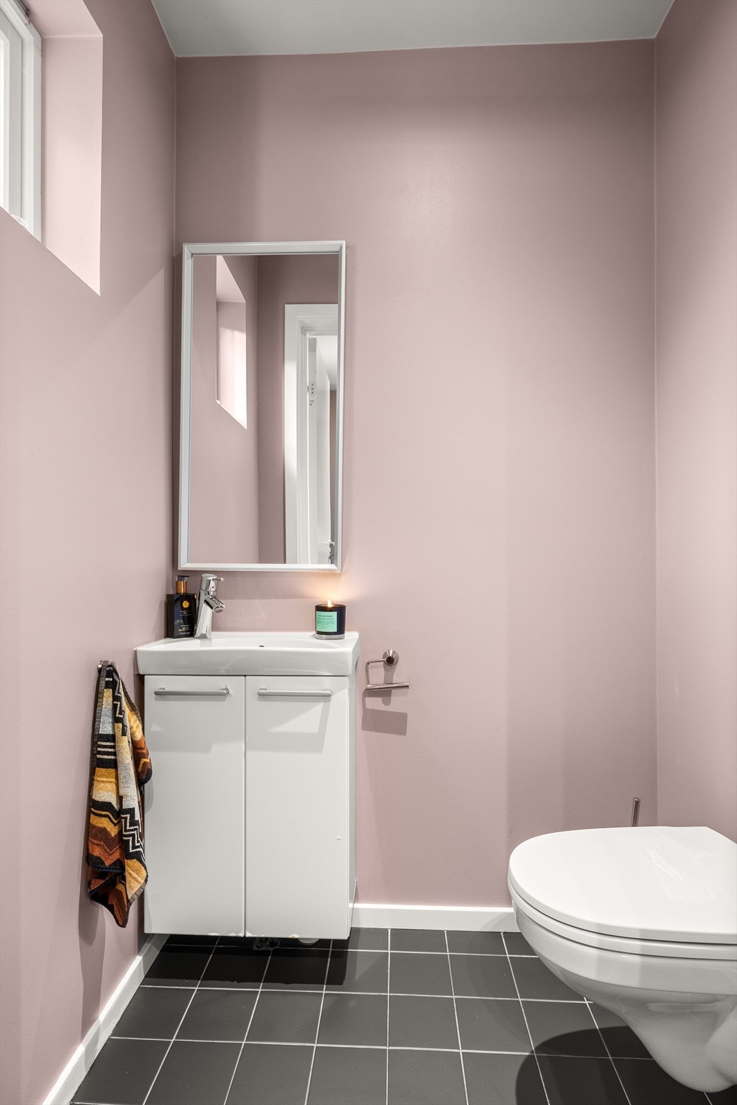 Toalettrom i 1.etg med direkte adkomst fra entrè Galleribilde