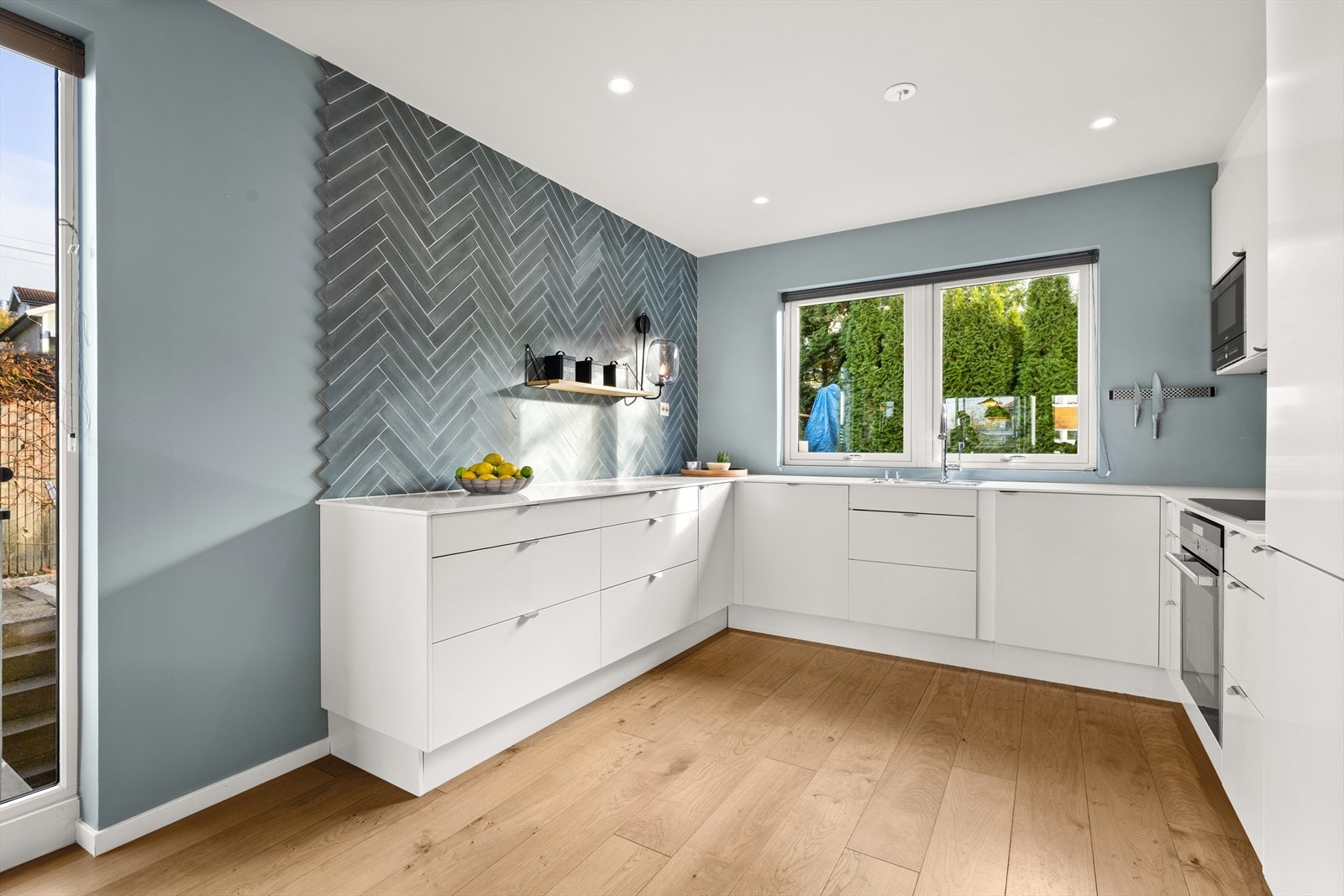 Lekkert og tidløst kjøkken med mye oppbevaringsplass i skuffer og skap Galleribilde