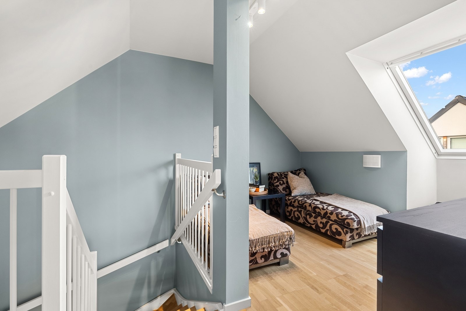 Loftsetasje består av stue og soverom Galleribilde