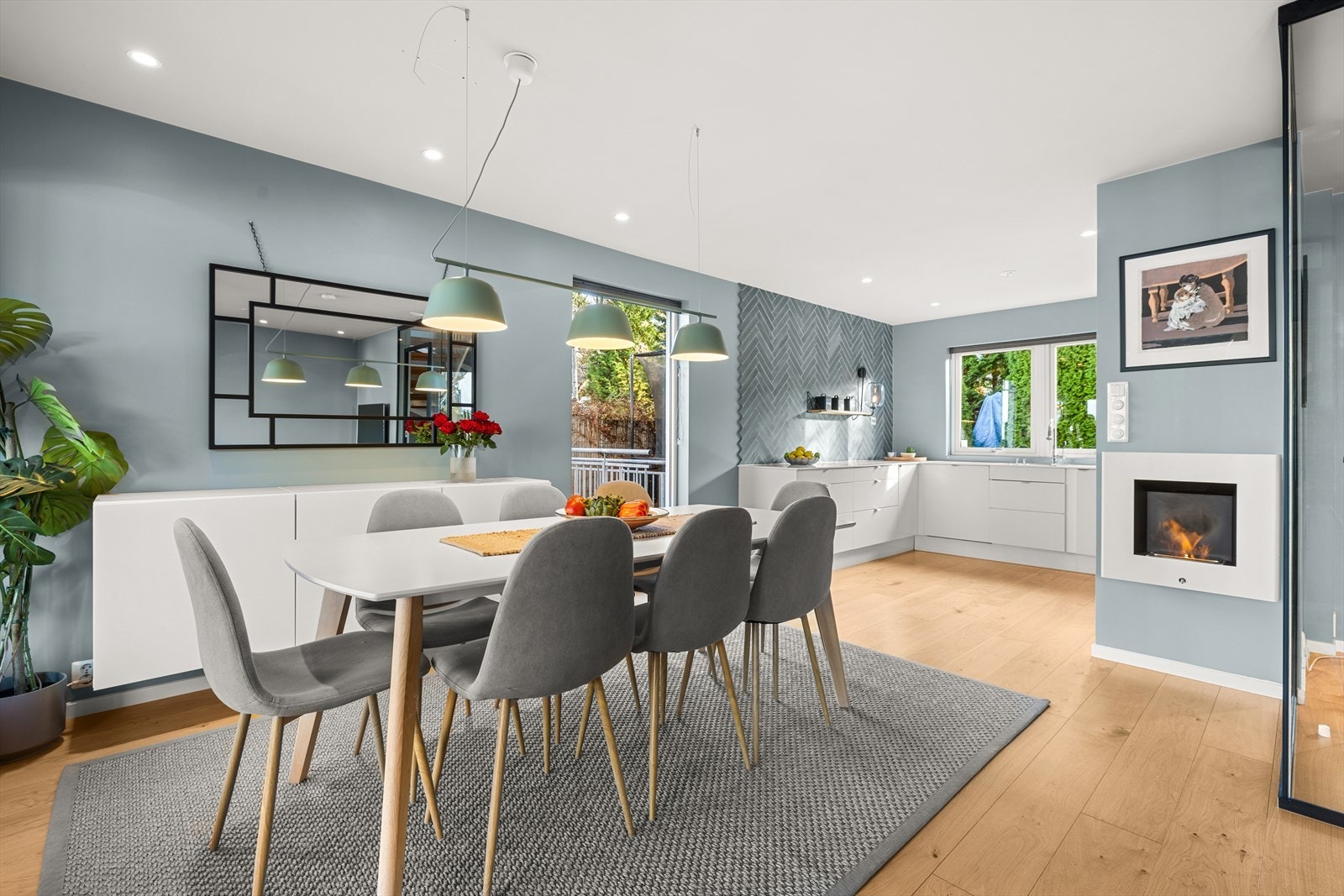 Ved kjøkkenet er det plass til stor spisegruppe Galleribilde