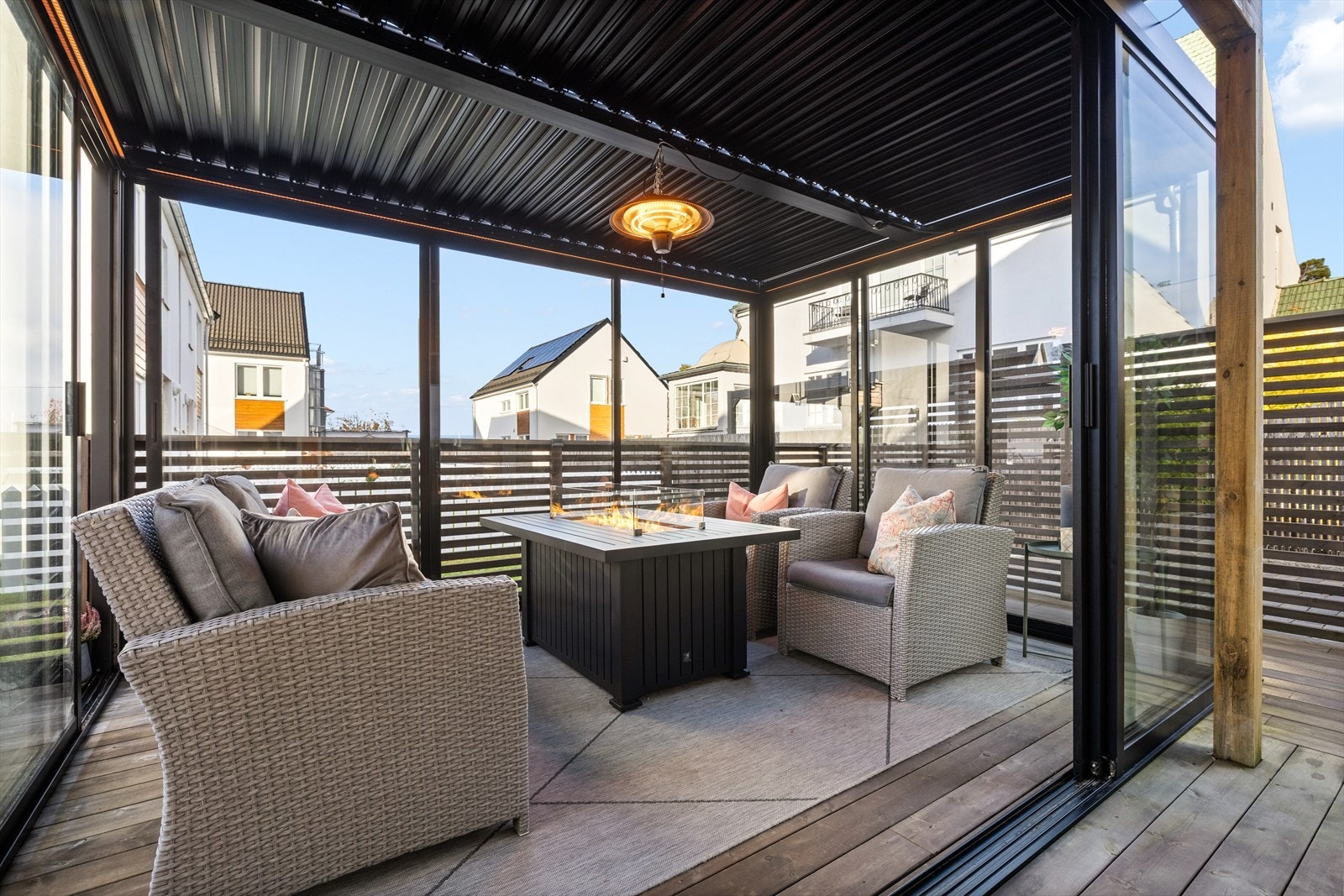 Fra stue er det adkomst til pergola med vegger i glass som ble satt opp i 2025 Galleribilde