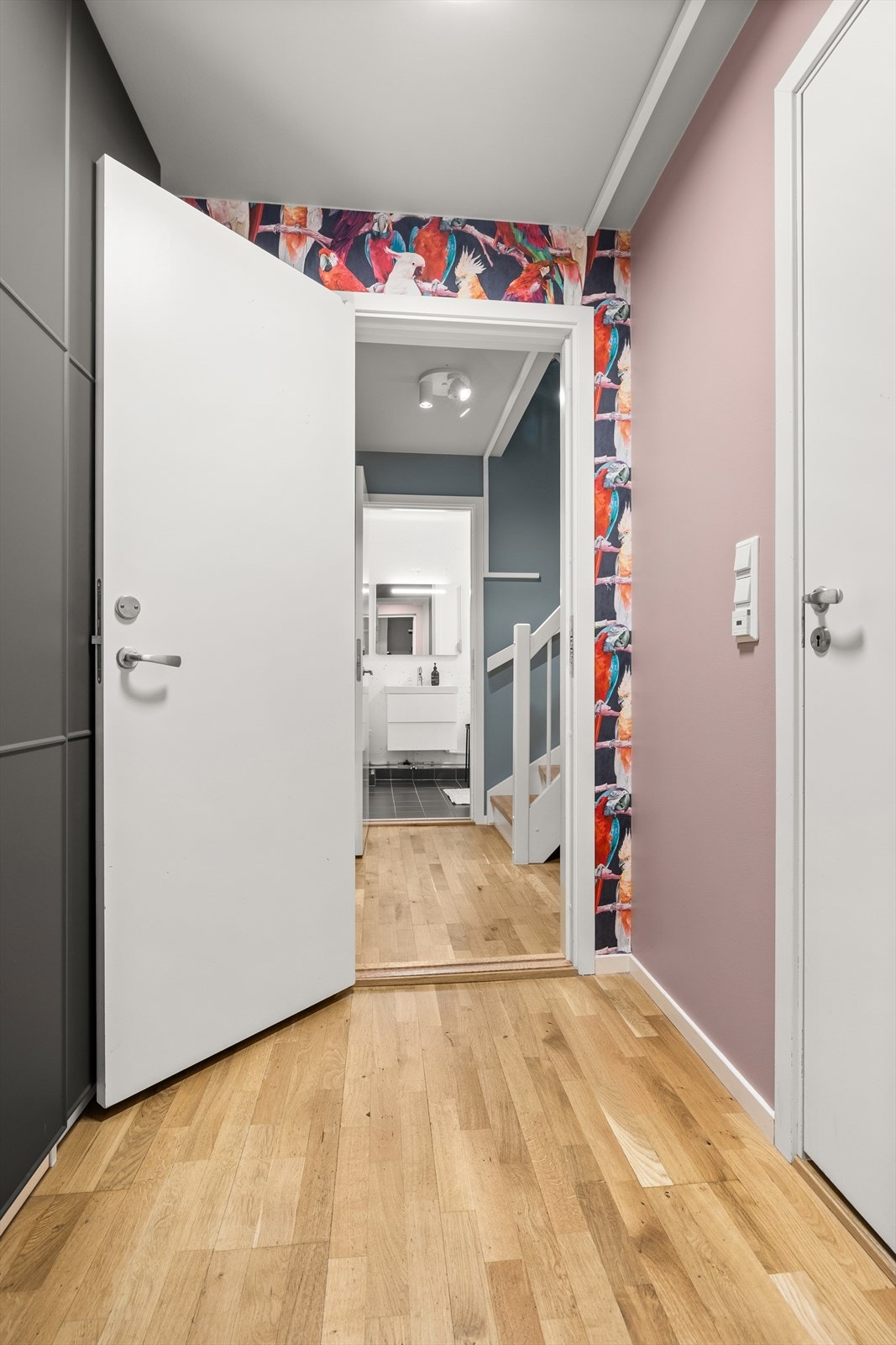 Videre inn i boligen u.etg får man et eget vaskerom samt et omgjort baderom (ikke omsøkt) Galleribilde