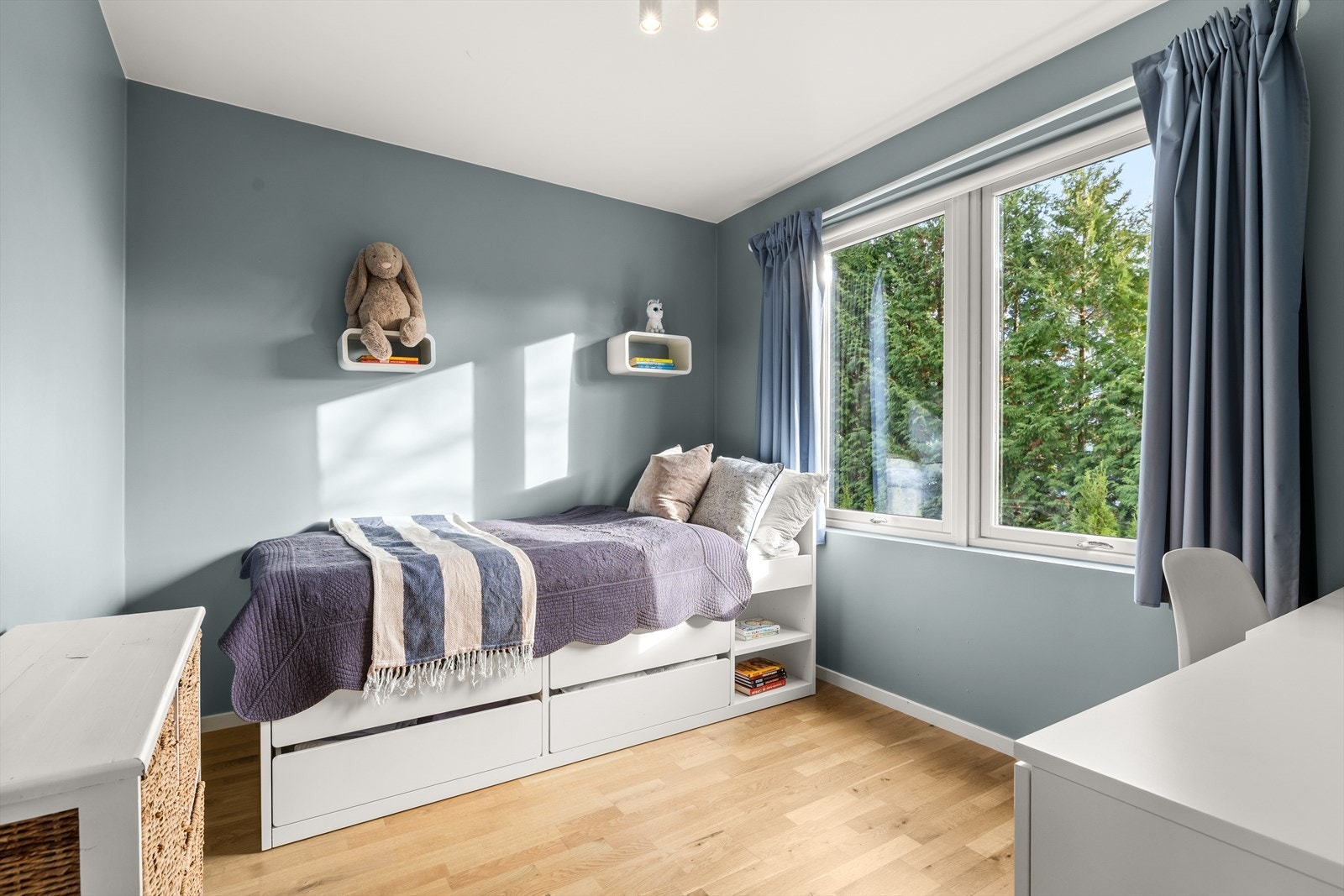 Soverom II | rommet har god plass til seng, skrivebord og garderobeløsning Galleribilde