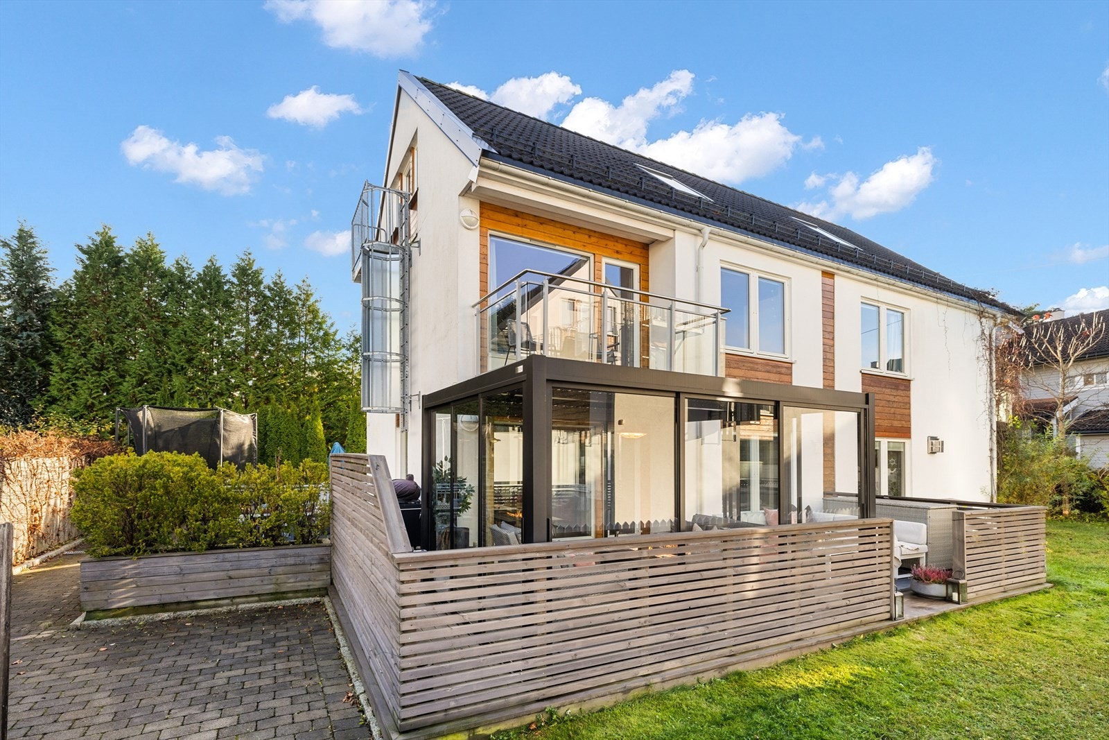 Et moderne og familievennlig bolig som ligger tilbaketrukket og skjermet til Galleribilde