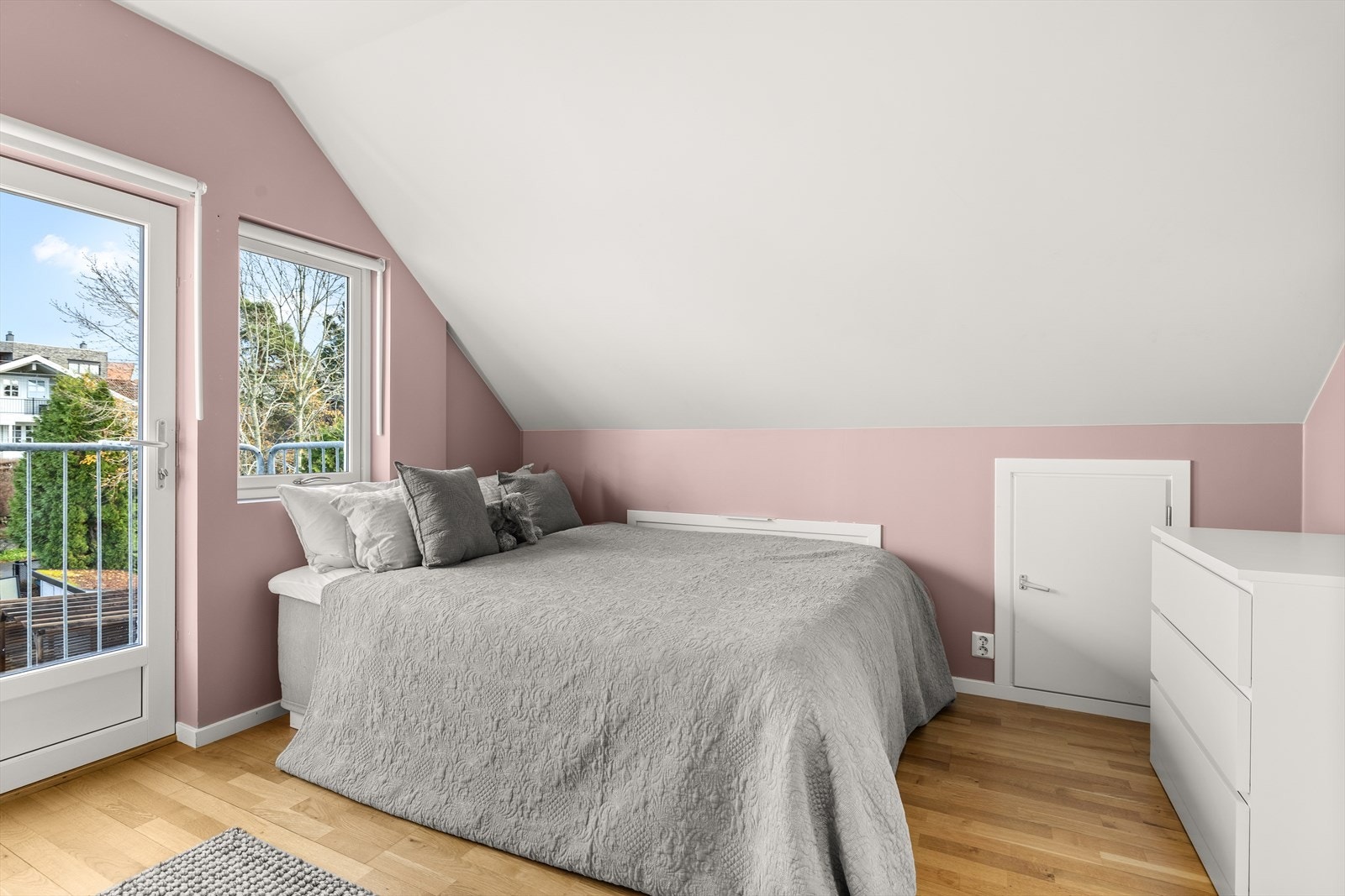 Rommet har rikelig med naturlig lysinnslipp, samt fransk balkong Galleribilde