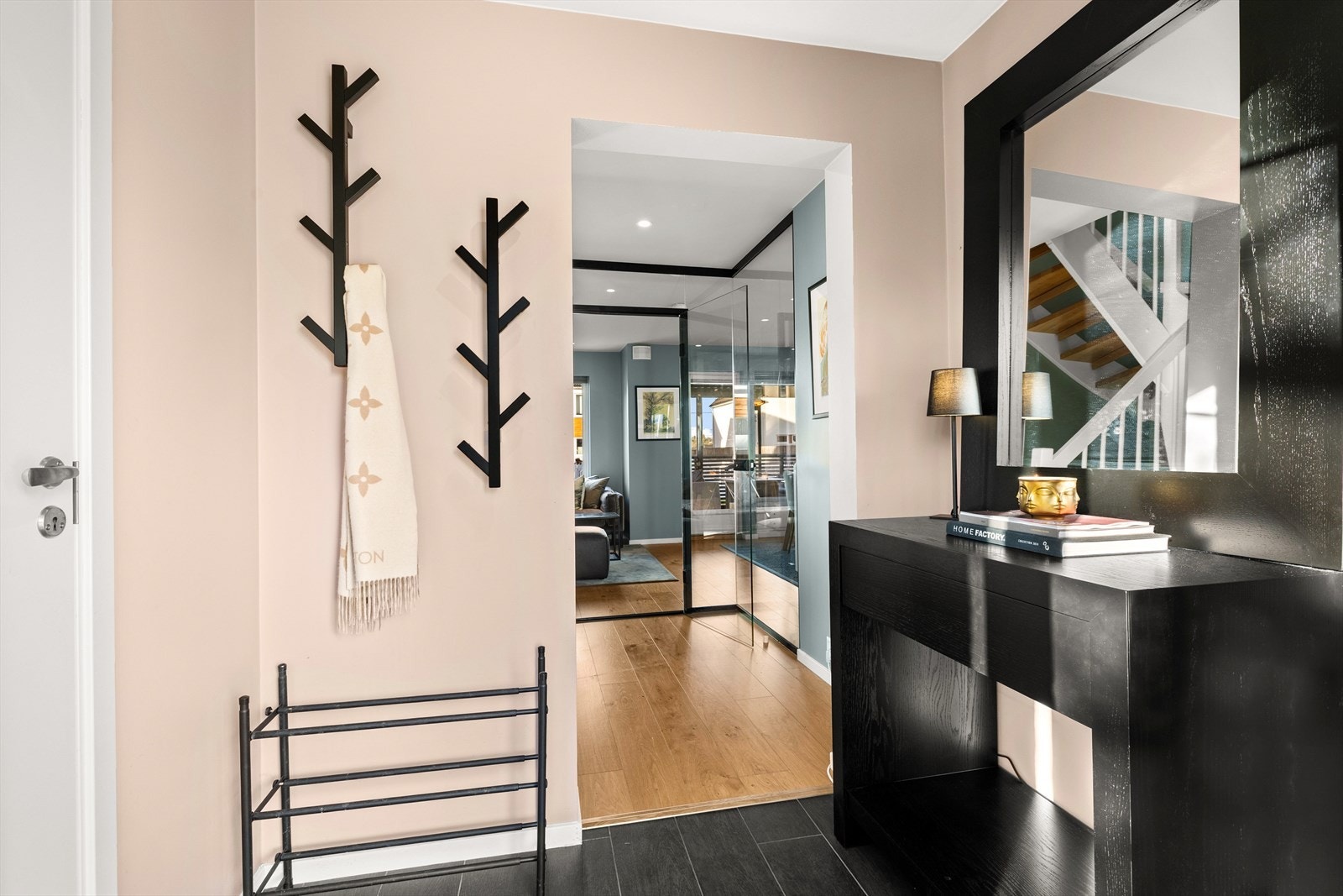 Hyggelig entrè med plass til oppbevaring av sko og yttertøy Galleribilde