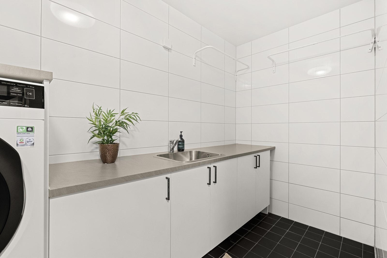 Her er det godt med oppbevaringsplass, opplegg for vaskemaskin og tørketrommel. Rommet har ikke sluk og er ikke godkjent som våtrom Galleribilde