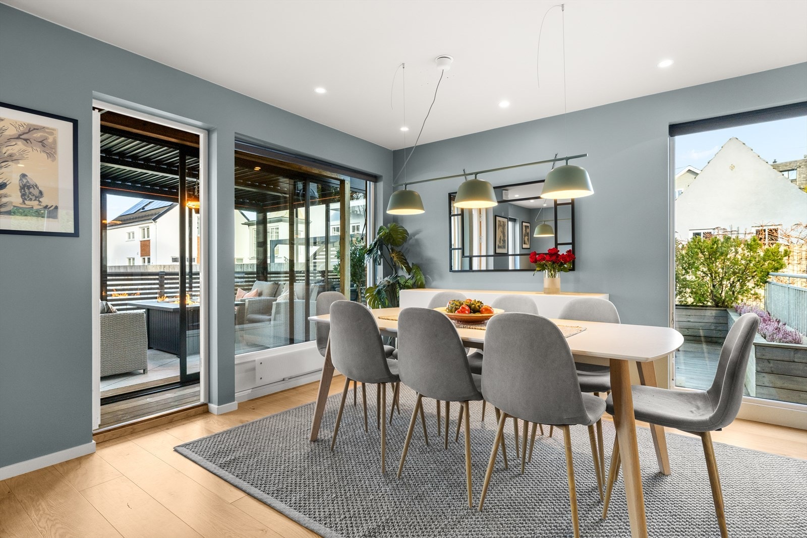 Boligen har rikelig med naturlig lysinnslipp fra store vinduer fra flere sider Galleribilde