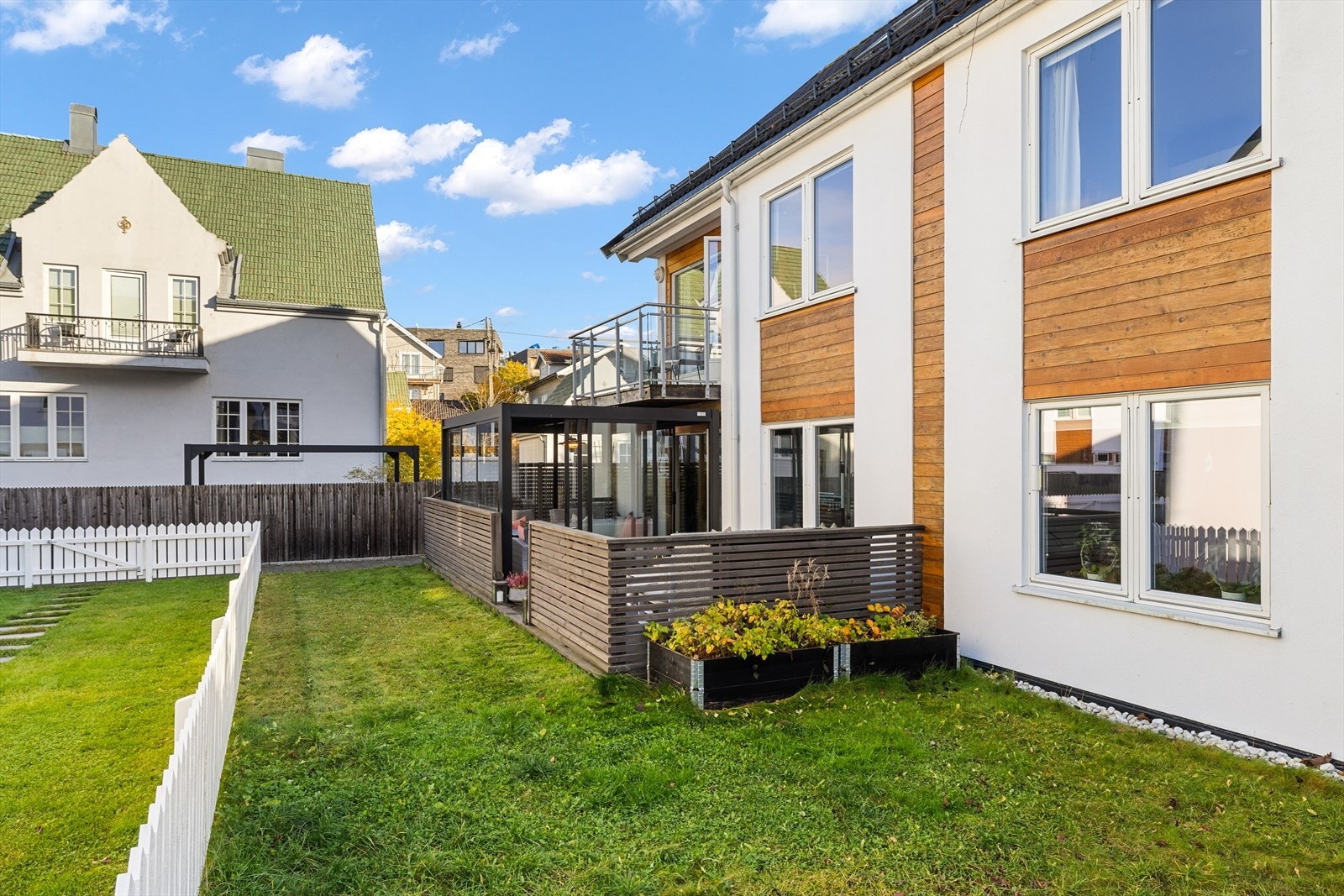 Lettstelt hage som er godt skjermet fra vei og biltrafikk Galleribilde