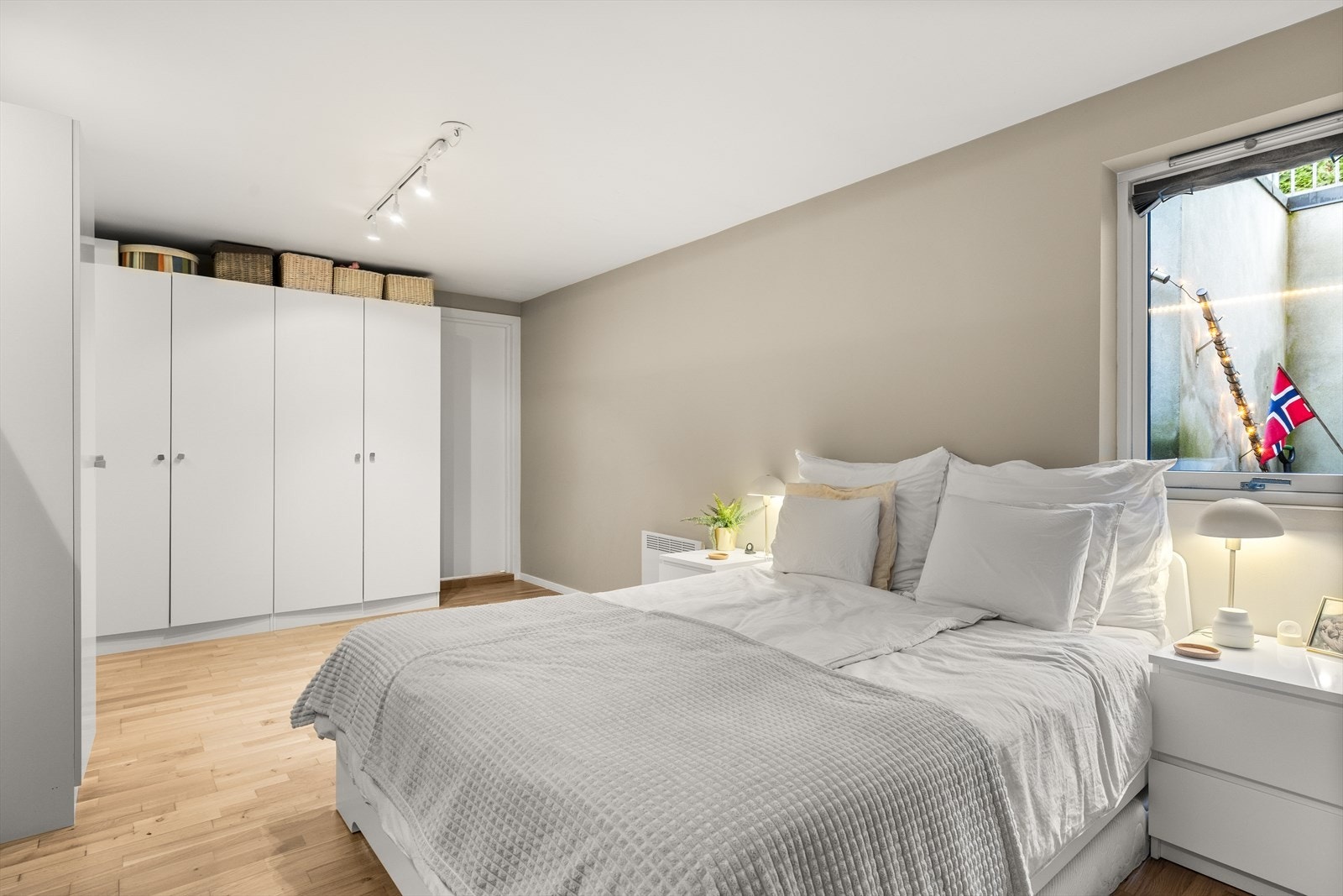 Det er rikelig med oppbevaringsplass i garderobeskap Galleribilde