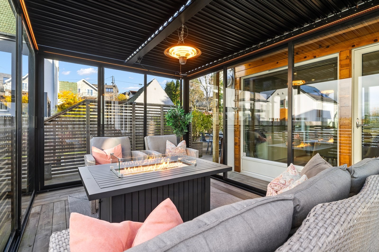 Pergola gir en lun og hyggelig atmosfære, og er perfekt for helårs bruk Galleribilde