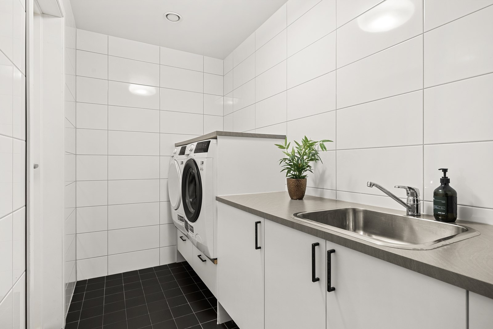 Her får du eget praktisk rom med opplegg for vaskemaskin og tørketrommel Galleribilde