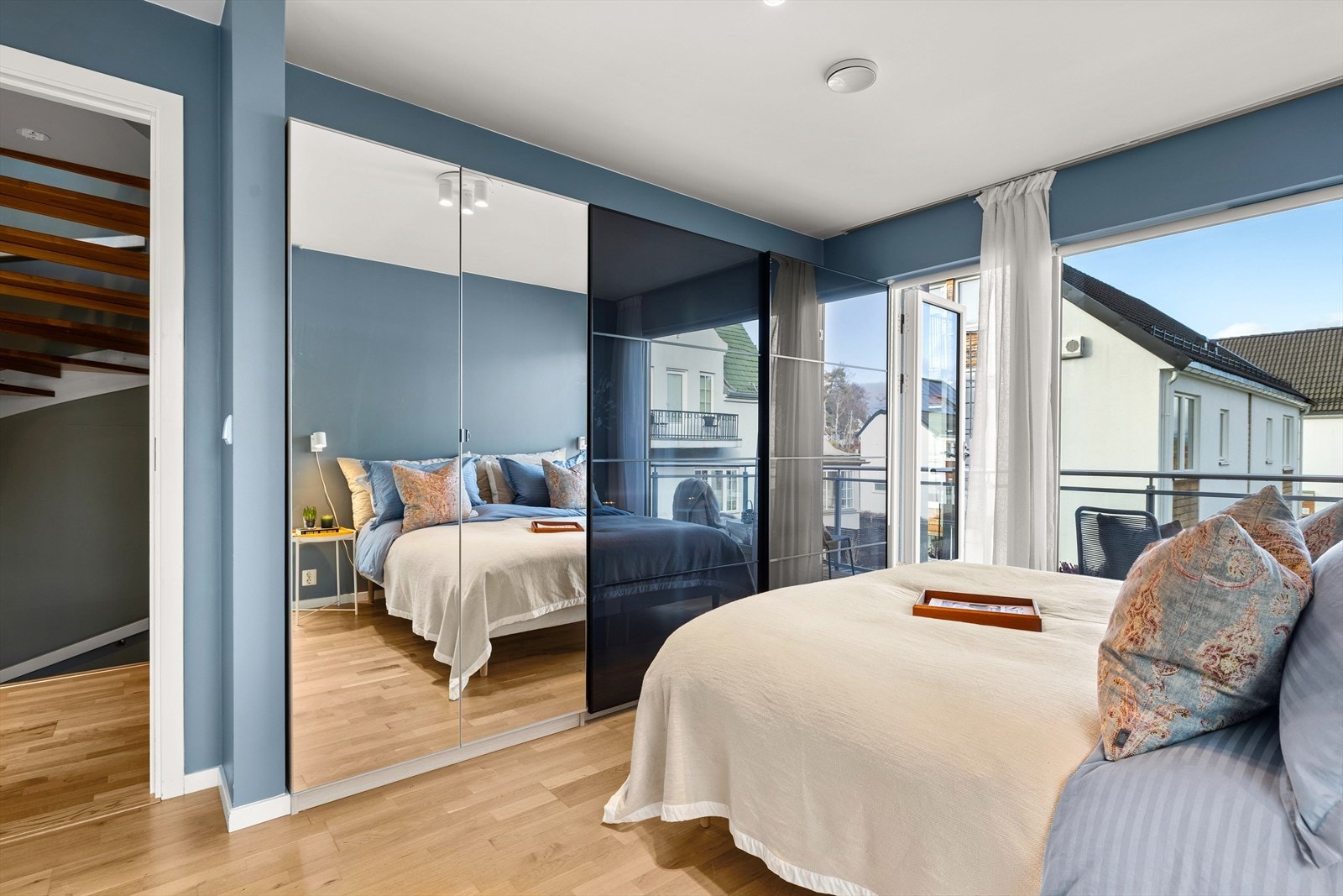 Det er rikelig med oppbevaringsplass i flere garderobeskap Galleribilde