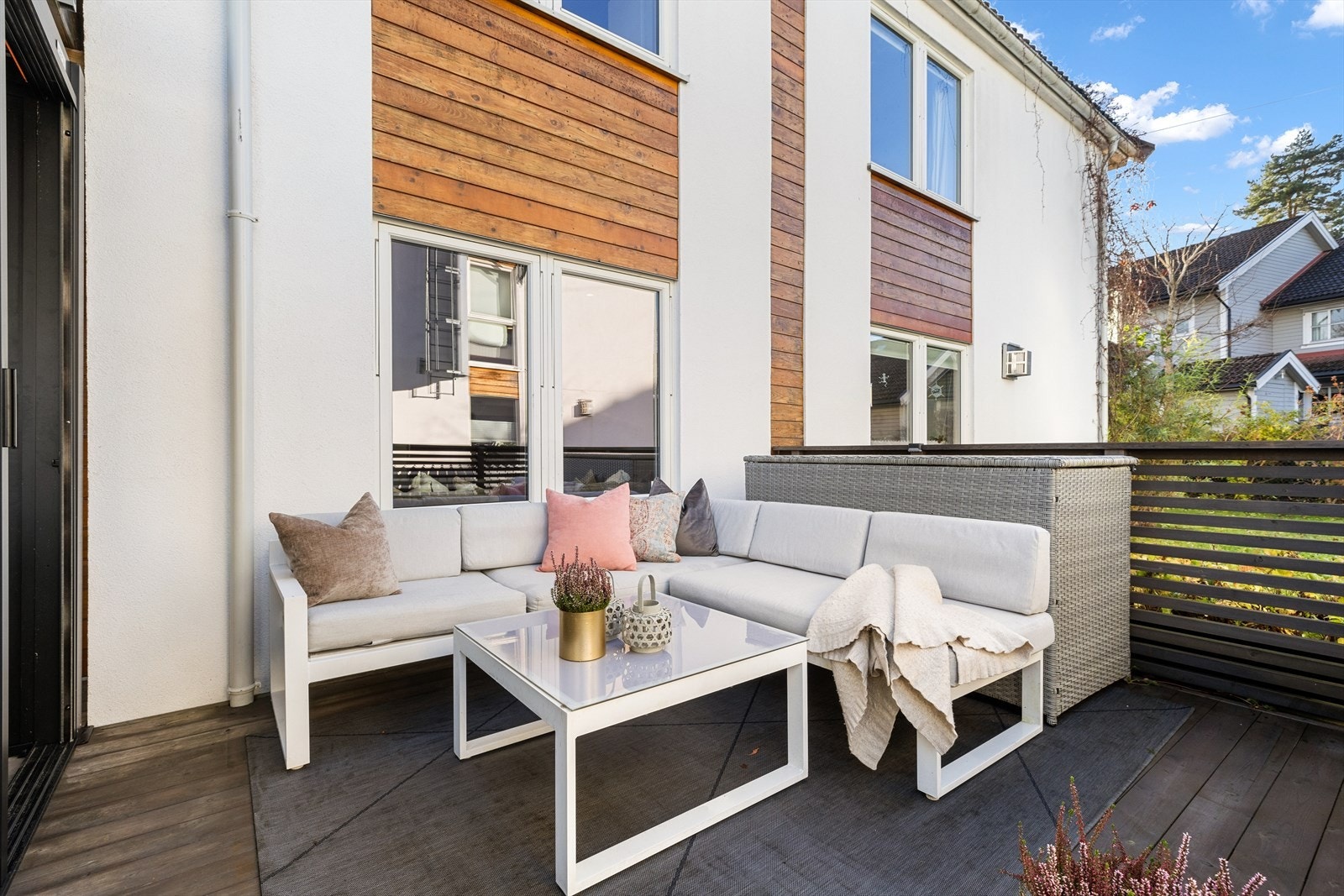 Terrasse og pergola er nord-vestvendt med meget gode solforhold Galleribilde