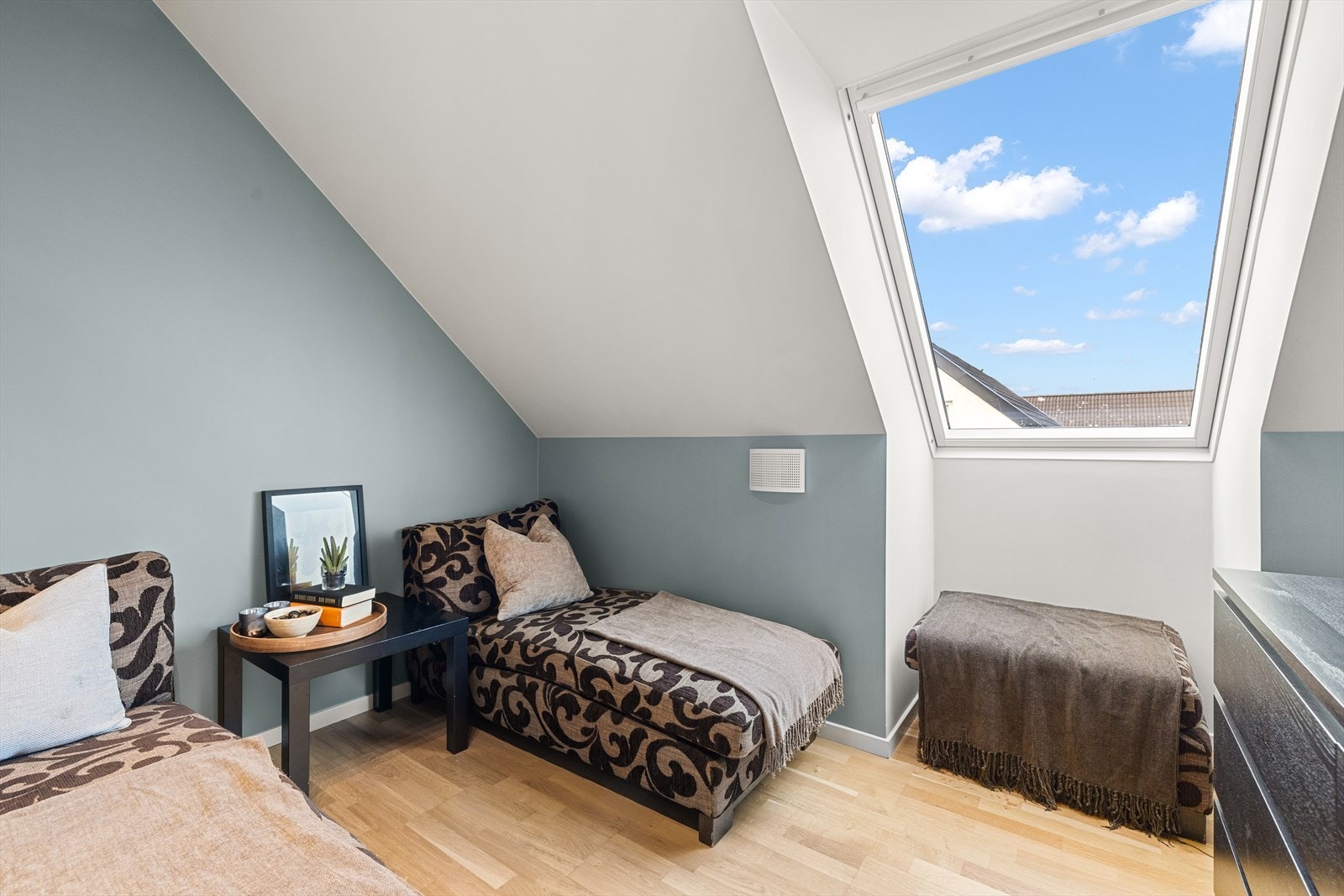 Lys og hyggelig loftsstue med gode bruksmuligheter Galleribilde