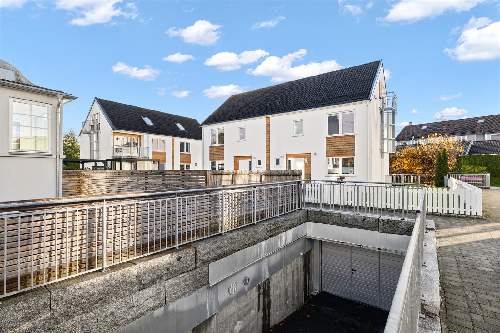 Det er direkte adkomst fra garasje via sluse inn i huset. Varmekabler i inn- og utkjørsel av garasje - praktisk og komfortabelt om vinteren Galleribilde