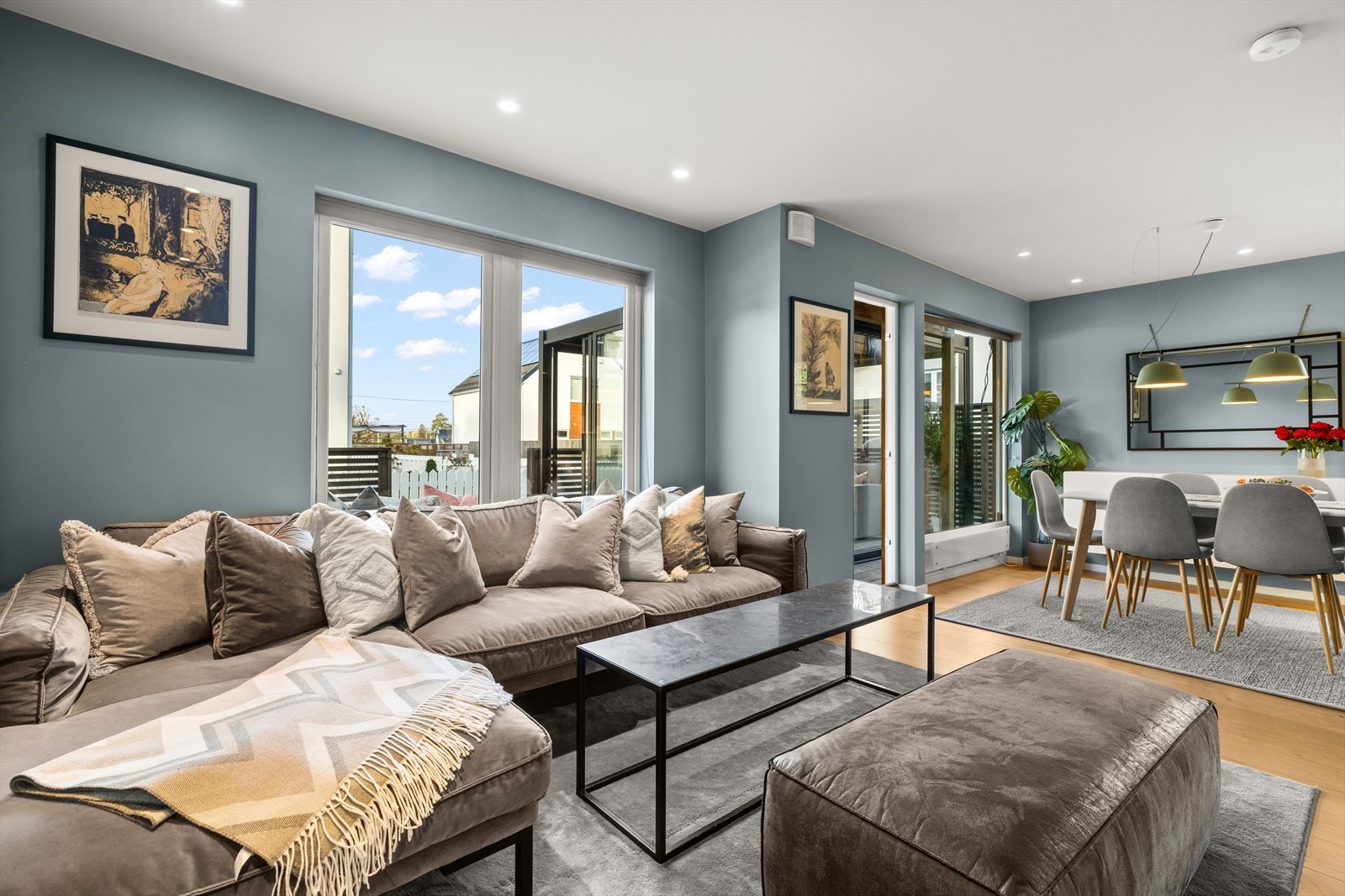 En rålekker, attraktiv og innholdsrik halvpart av tomannsbolig med familievennlig planløsning over fire plan Galleribilde