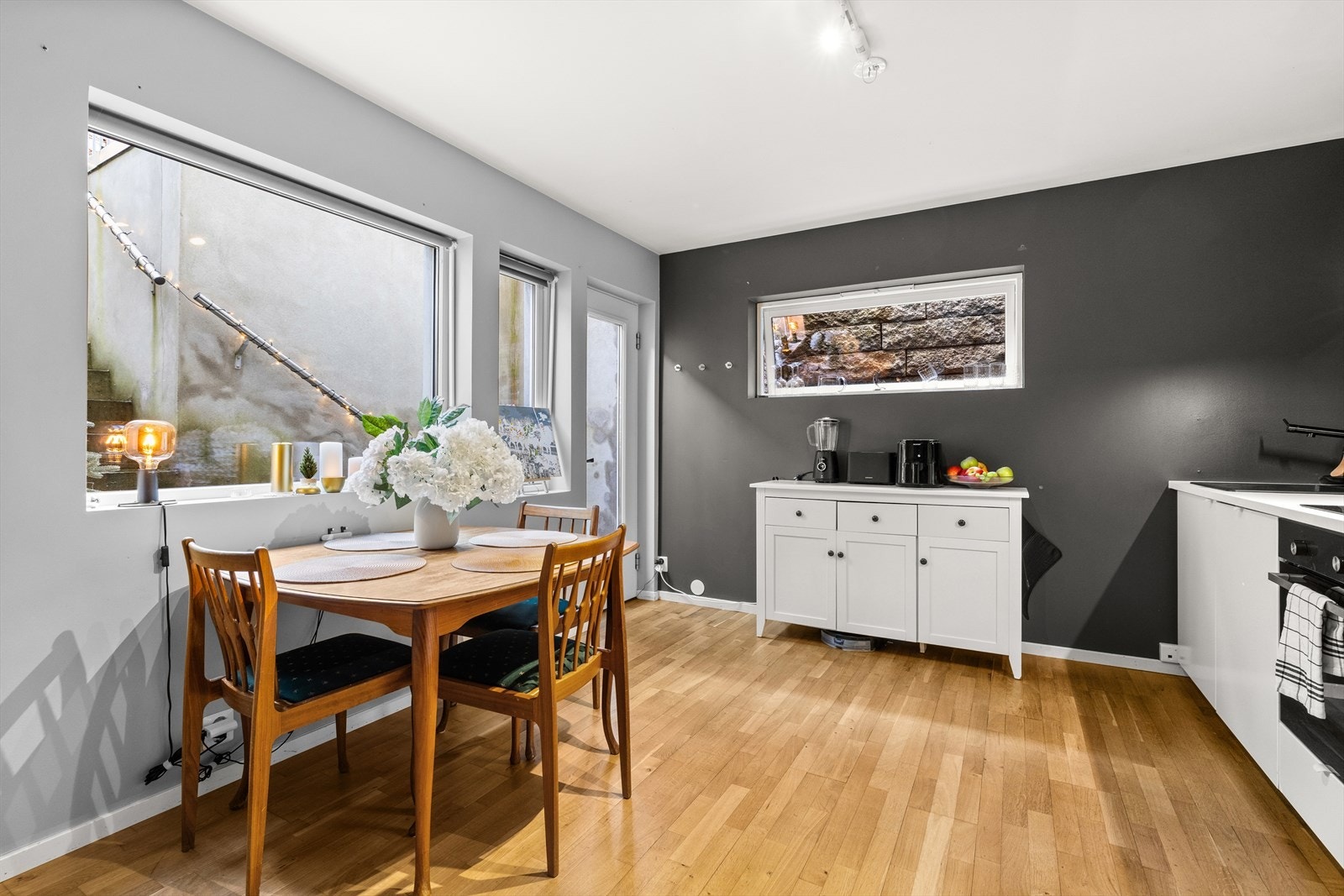 Ved kjøkkenet er det fin plass til en spisegruppe Galleribilde