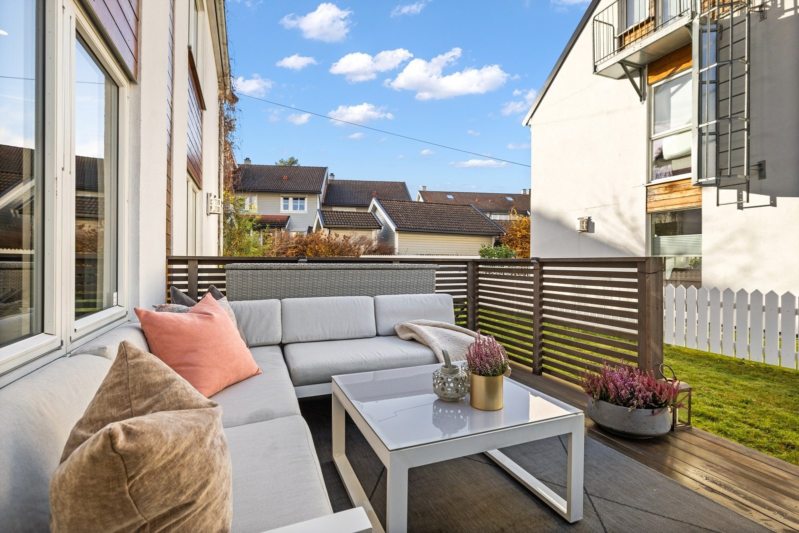 Videre er det god plass til ytterligere utemøbler på terrasse på hele 29 m² Galleribilde