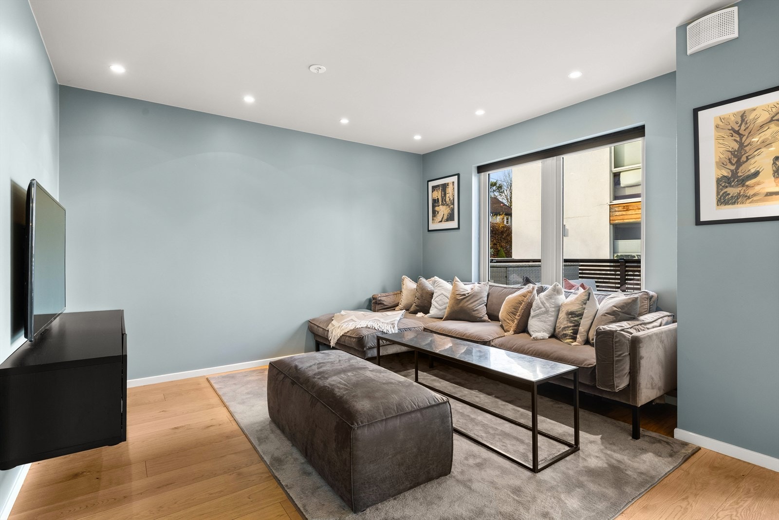 Hyggelig sofakrok med plass til sofagruppe og tv-seksjon Galleribilde