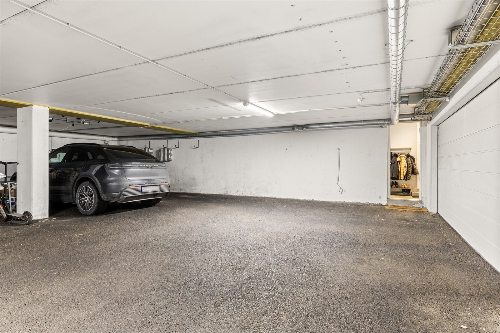 Fra garasjen har man direkte inngang til boligen Galleribilde