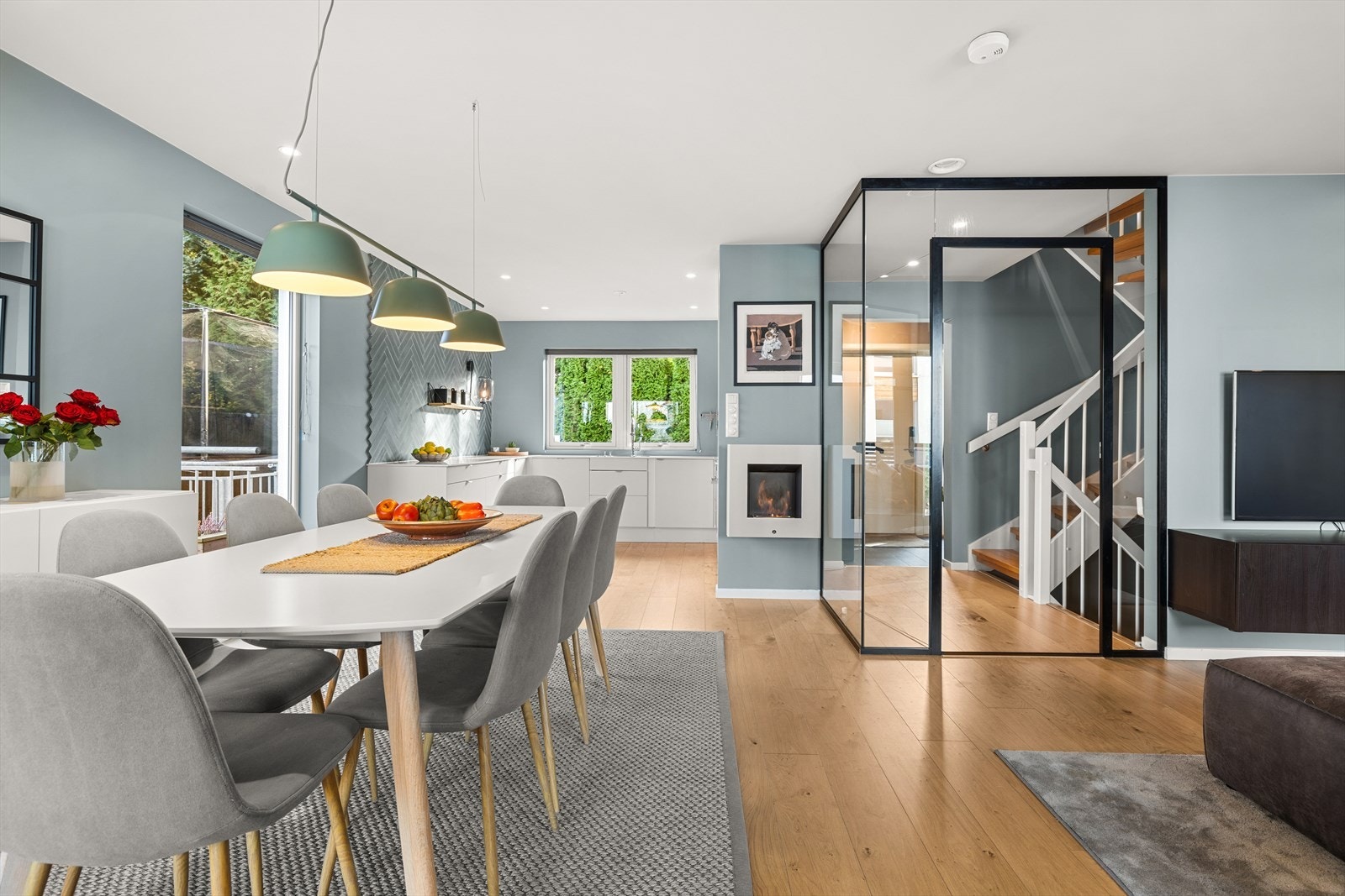 1. etasje består av åpen stue- og kjøkkenløsning som gir god plass til flere sittegrupper og soner Galleribilde