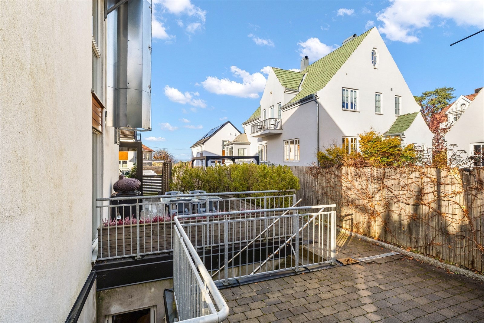 Separat inngang ned til egen del som i dag leies ut Galleribilde